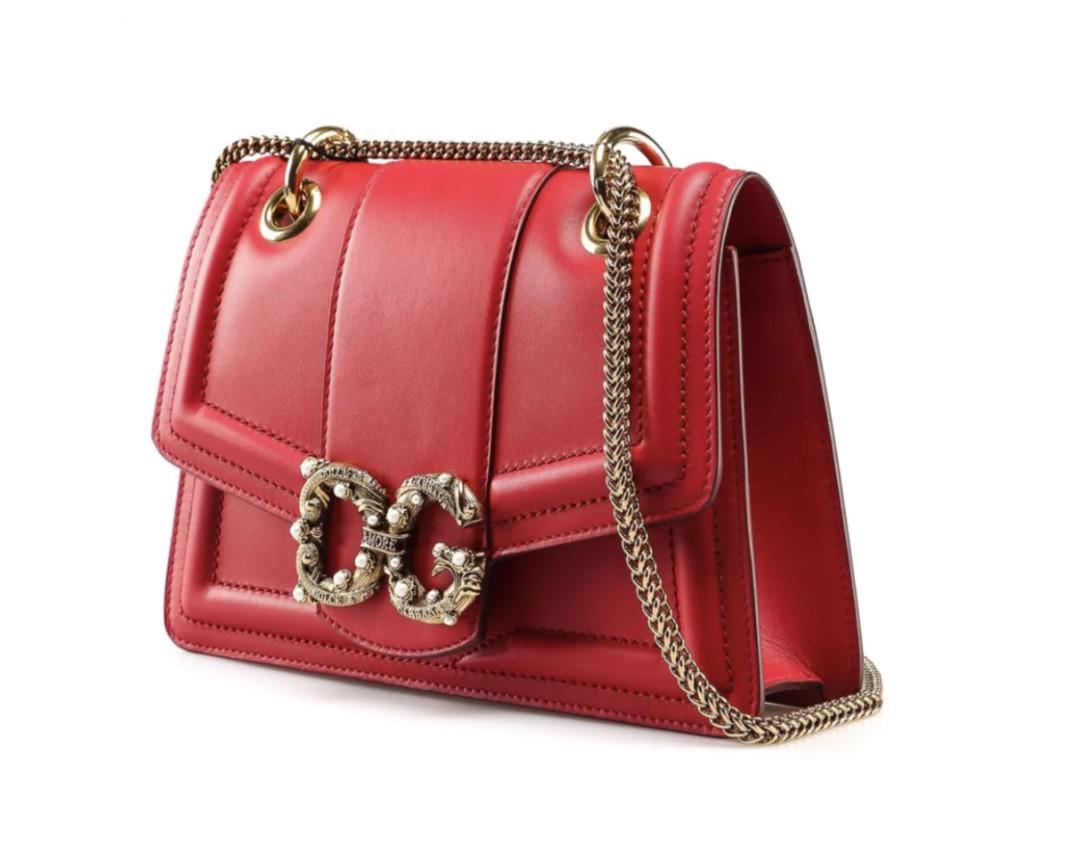 Dolce & Gabbana Red Amore bag
Leather bag featuring pearl embellished gold-tone metal logo at the front, snap closure, top round handle, inner compartment and chain shoulder strap.
Product information
Composition and details
100% Calfskin
Details: