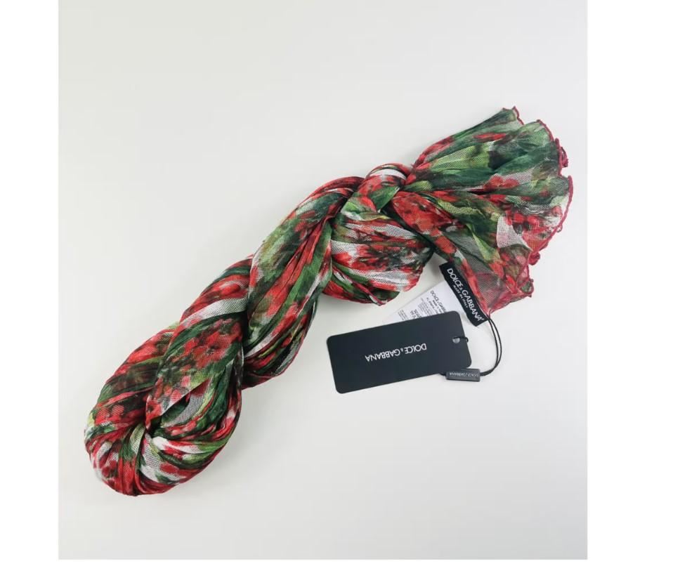 Dolce & Gabbana Geranium floral printed cotton scarf wrap
Size 110cm x 200cm 
100% cotton 
Brand new with tags
Please check my other DG clothing & accessories!