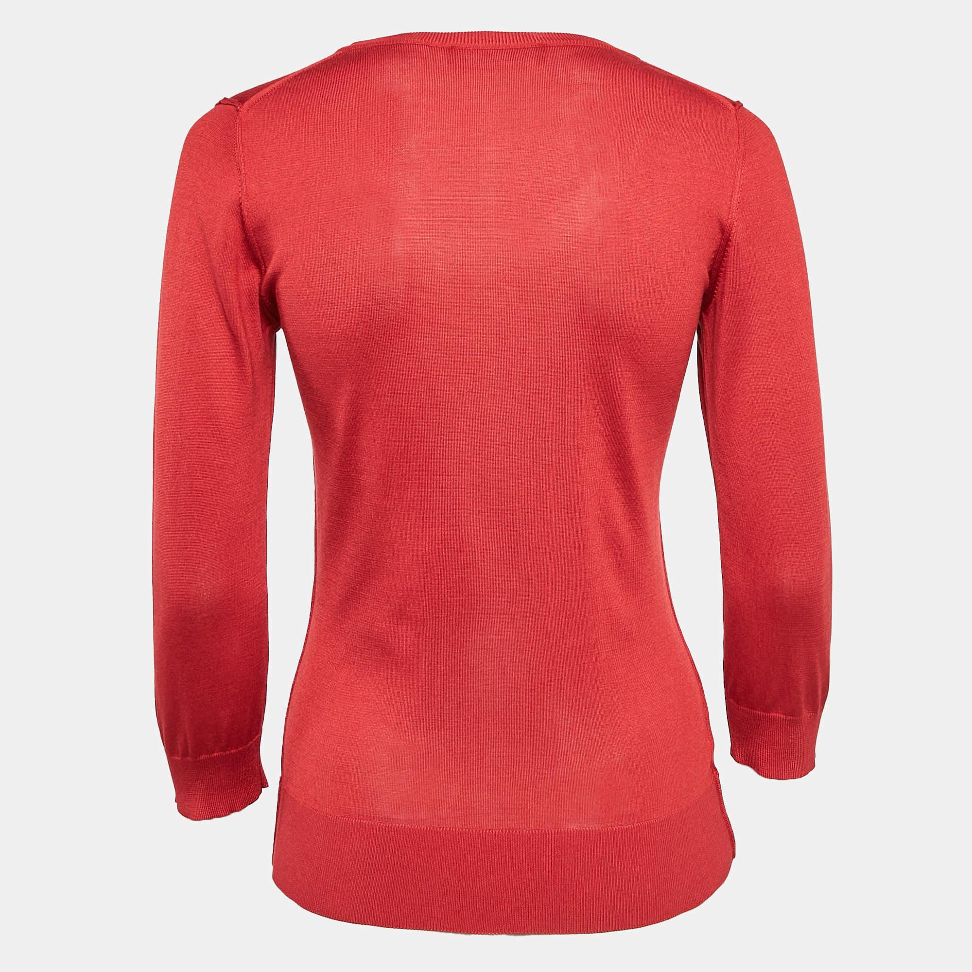 Dieser bequeme rote Pullover von Dolce & Gabbana ist ein unverzichtbares Kleidungsstück, das sowohl zu Jeans als auch zu maßgeschneiderten Hosen getragen werden kann. Es hat eine einfache Konstruktion mit Rundhalsausschnitt und langen Ärmeln.