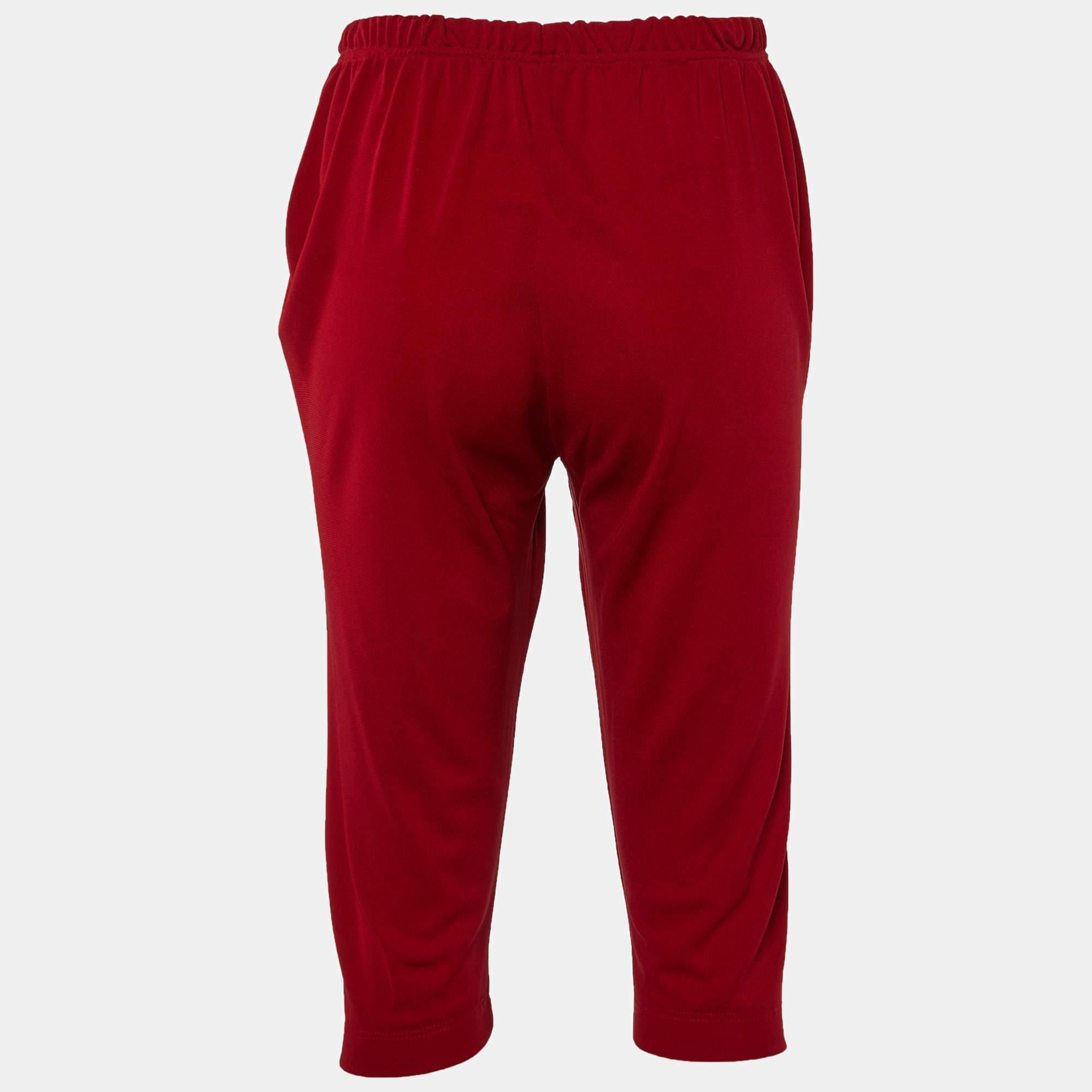 Dolce and Gabbana clothing items are designed with a focus on both comfort and luxury so that you can wear them for a long time. These red cropped leggings are knit beautifully to be an everyday essential.