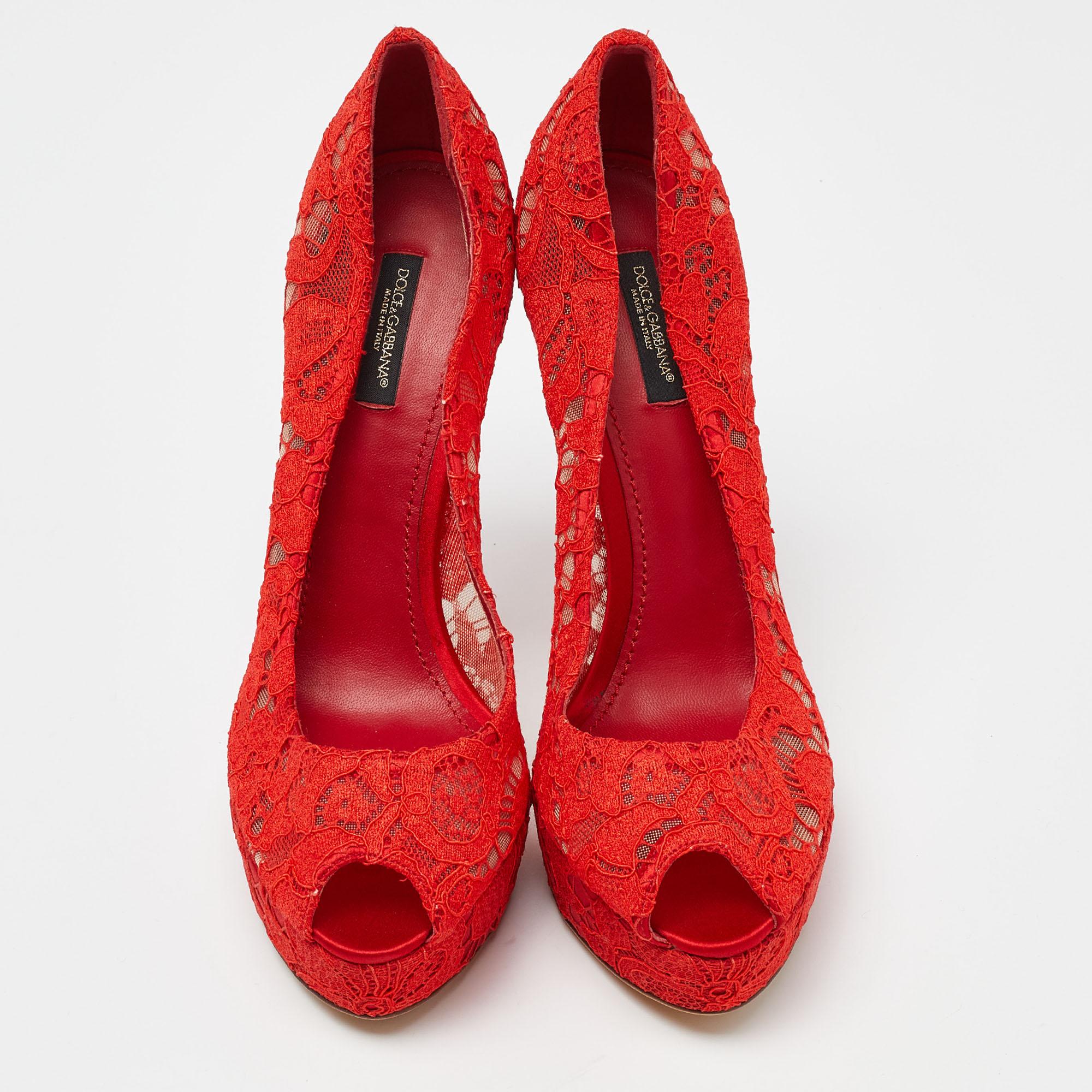 Dolce & Gabbana Red Lace And Satin Peep Toe Platform Pump Size 40 In Good Condition In Dubai, Al Qouz 2