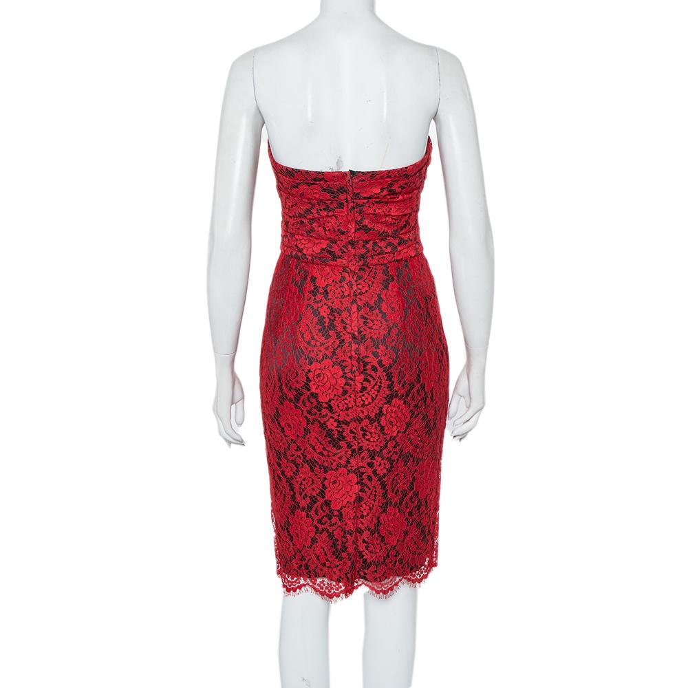 Die Kollektionen von Dolce & Gabbana zeugen von der opulenten und femininen Ästhetik des Labels. Das trägerlose Kleid aus zarter Spitze in einem Rotton wird durch ein drapiertes Muster auf der Vorderseite aufgewertet. Stylen Sie die Kreation mit
