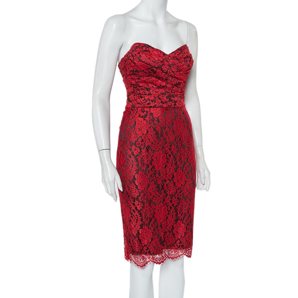 Dolce & Gabbana Rotes, drapiertes, trägerloses Minikleid aus Spitze S im Zustand „Gut“ im Angebot in Dubai, Al Qouz 2