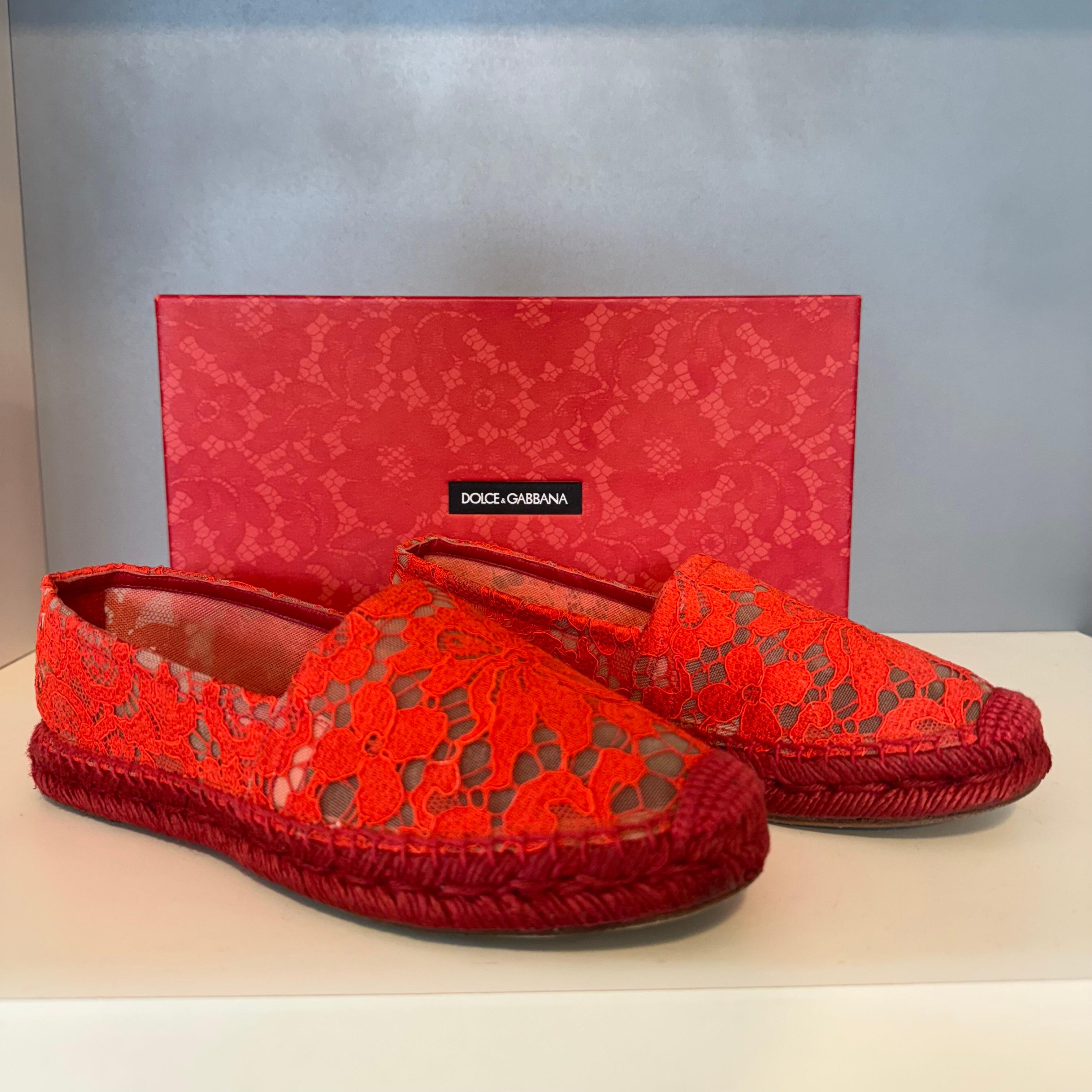 Le bellissime Espadrillas di Dolce & Gabbana
Pizzo e raso di charme 
Colore rosso
Con scatola
Prezzo originale € 395
Spedizione espressa in tutto il mondo inclusa nel prezzo!