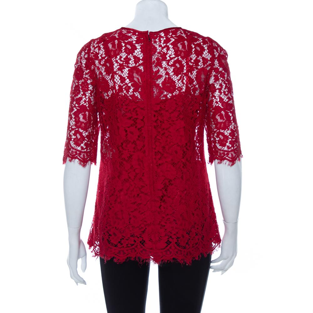 Celui-ci est une pièce géniale de la maison Dolce & Gabbana. Fabuleusement réalisé, ce superbe haut est confectionné en tissu de dentelle dans la nuance de rouge. Créez une ambiance audacieuse et féminine en la portant avec une jupe de couleur unie