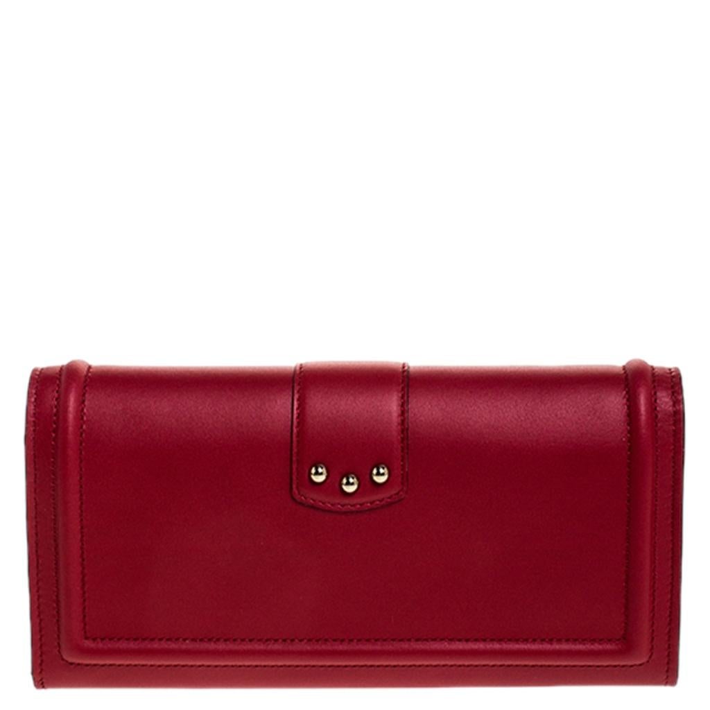 Wallets are a must-have, everyday accessory! This Dolce & Gabbana wallet is crafted from red leather and has been styled with a front flap that features a well-designed brand logo in gold-tone metal. The insides are leather and fabric-lined and