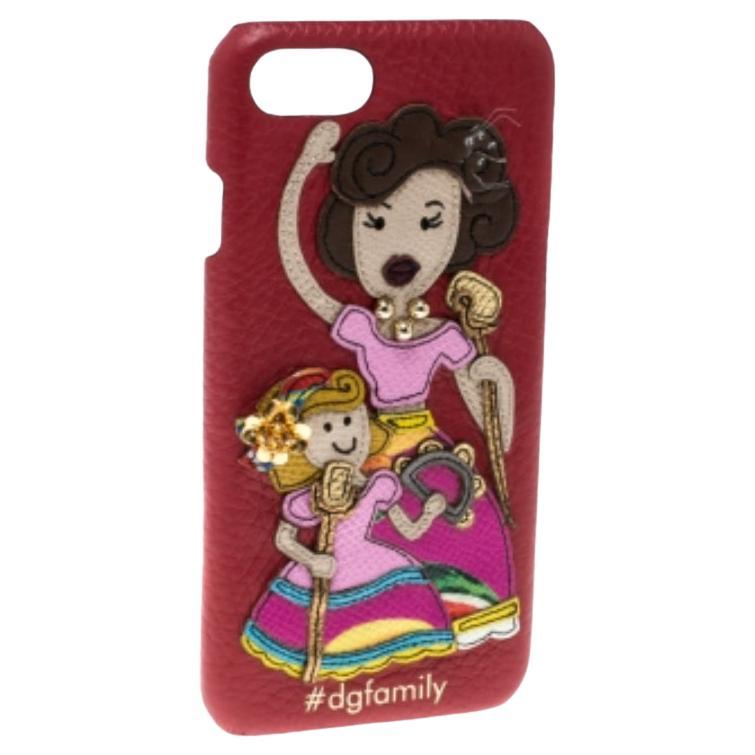 Adornada con un parche de las dos encantadoras damas cantando y representando a la familia D&G, y acentuada con bonitos adornos, la funda para iPhone 6 de Dolce & Gabbana está fabricada en piel. Esta funda roja ha sido creada para proteger tu iPhone