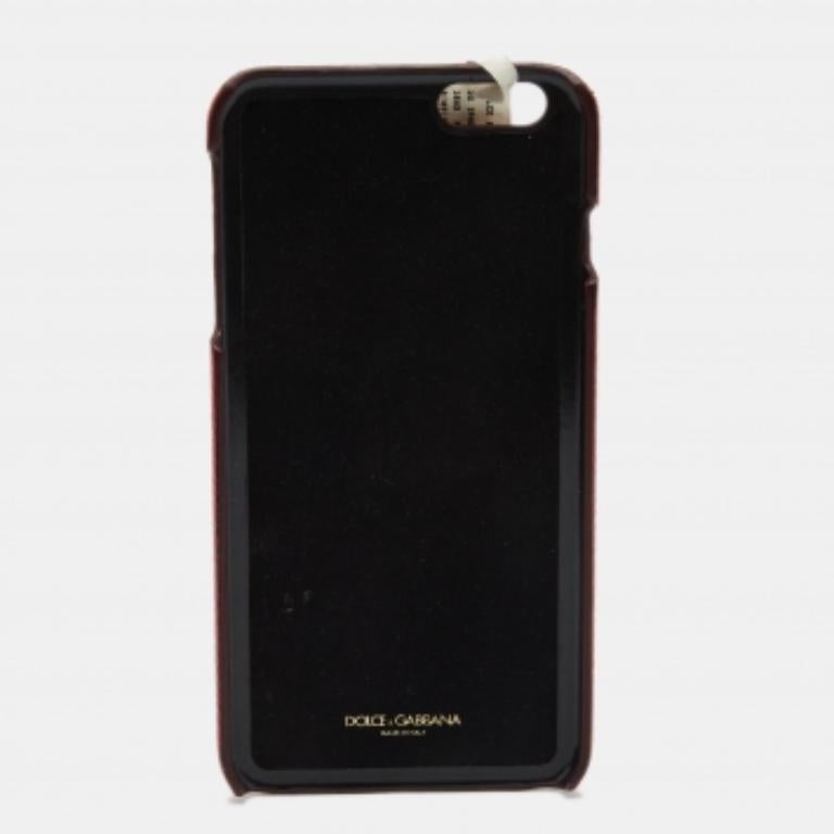 Viste tu iPhone 6 plus con estilo a la vez que lo proteges con esta funda de la casa Dolce & Gabbana. Tachonada con hermosos adornos multicolores, esta funda está tallada en piel roja y forrada con Alcántara en el interior. ¡Este precioso maletín