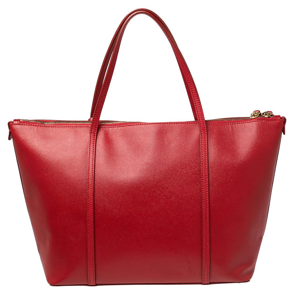 Made from red leather, and a smooth fabric-lined interior, this bag can effortlessly be fashioned with both off-duty and formal looks. The excellent craftsmanship of this Dolce & Gabbana piece ensures a brilliant finish and a rich appeal.