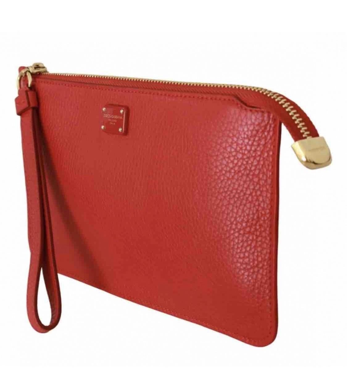 Dolce & Gabbana
Absolutely Gorgeous, 100% Authentic
All With Tags Dolce & Gabbana Ladies
Wallet
Style: Wrist Pouch Toiletry Organizer
Wallet
Color: red with gold metallic details
Material: 100% leather
Classic leopard lining
Red leather coin pocket