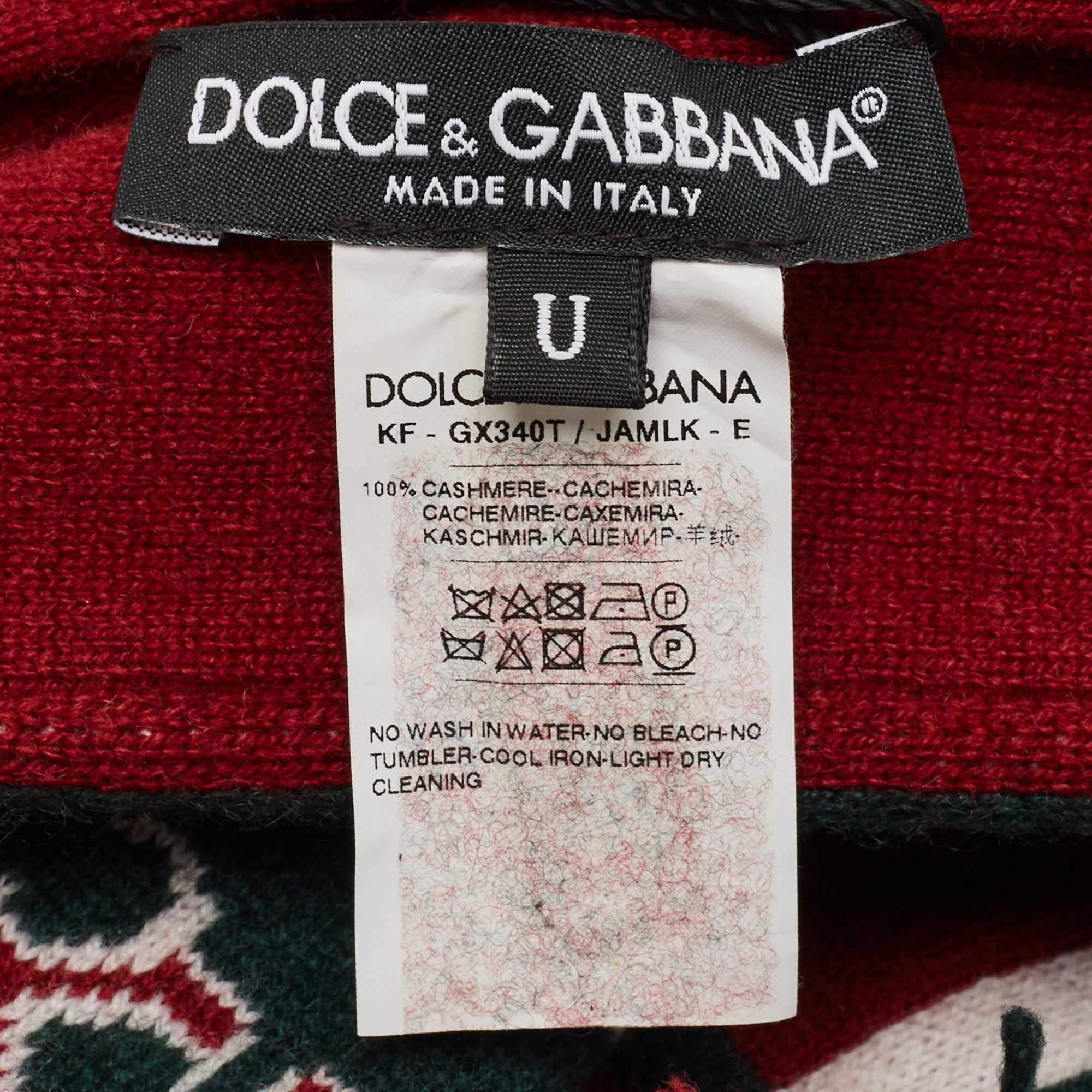 Dolce & Gabbana - Cuffia con frange in cachemire con logo rosso In condizioni Nuovo in vendita a Dubai, Al Qouz 2