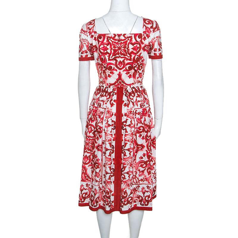 Look effortlessly stylish in this fabulous Dolce & Gabbana dress. Crafted from 100% cotton, it comes in a stunning red Majolica print. The midi dress has a lovely silhouette and features short sleeves, fitted waist, a-line skirt with pleats and a