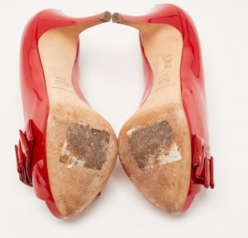 Queste décolleté rosse di Dolce & Gabbana sono in grado di migliorare istantaneamente un ensemble. Realizzate in pelle verniciata, queste scarpe sfoggiano una silhouette peep-toe ornata da fiocchi sulla tomaia. Elevate su un tacco di 12 cm e