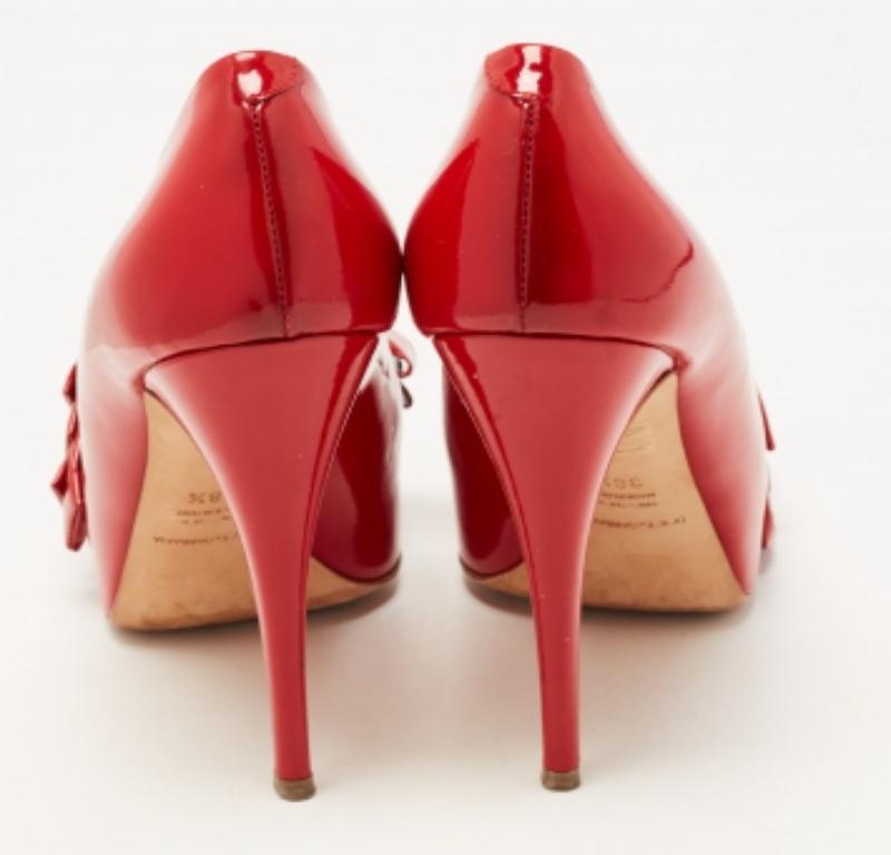 Dolce & Gabbana - Décolleté con fiocco in vernice rossa - misura 38,5 In condizioni buone in vendita a Dubai, Al Qouz 2