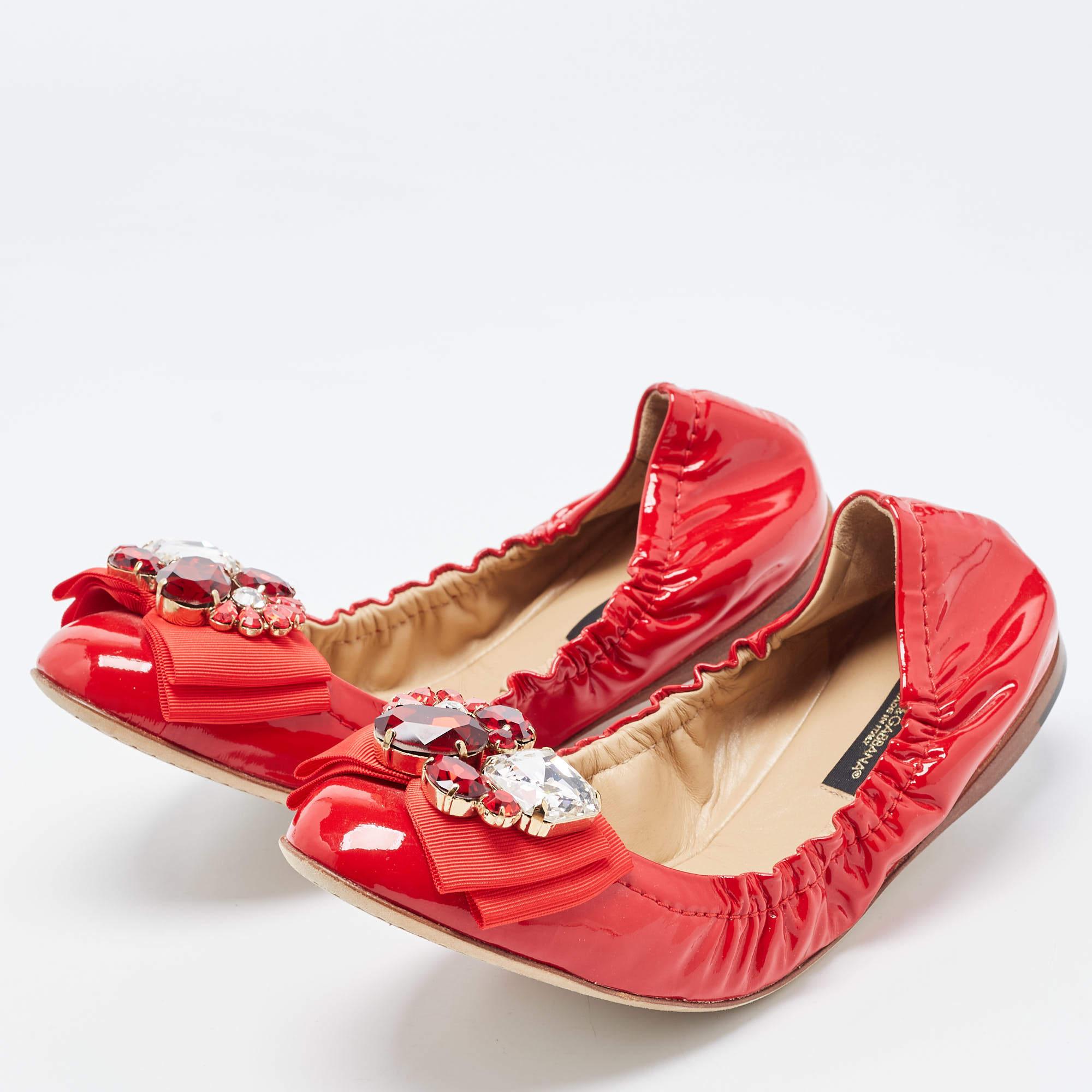 Dolce & Gabbana Red Patent Leather Crystal Embellished Bow Scrunch Ballet Flats  In Good Condition In Dubai, Al Qouz 2