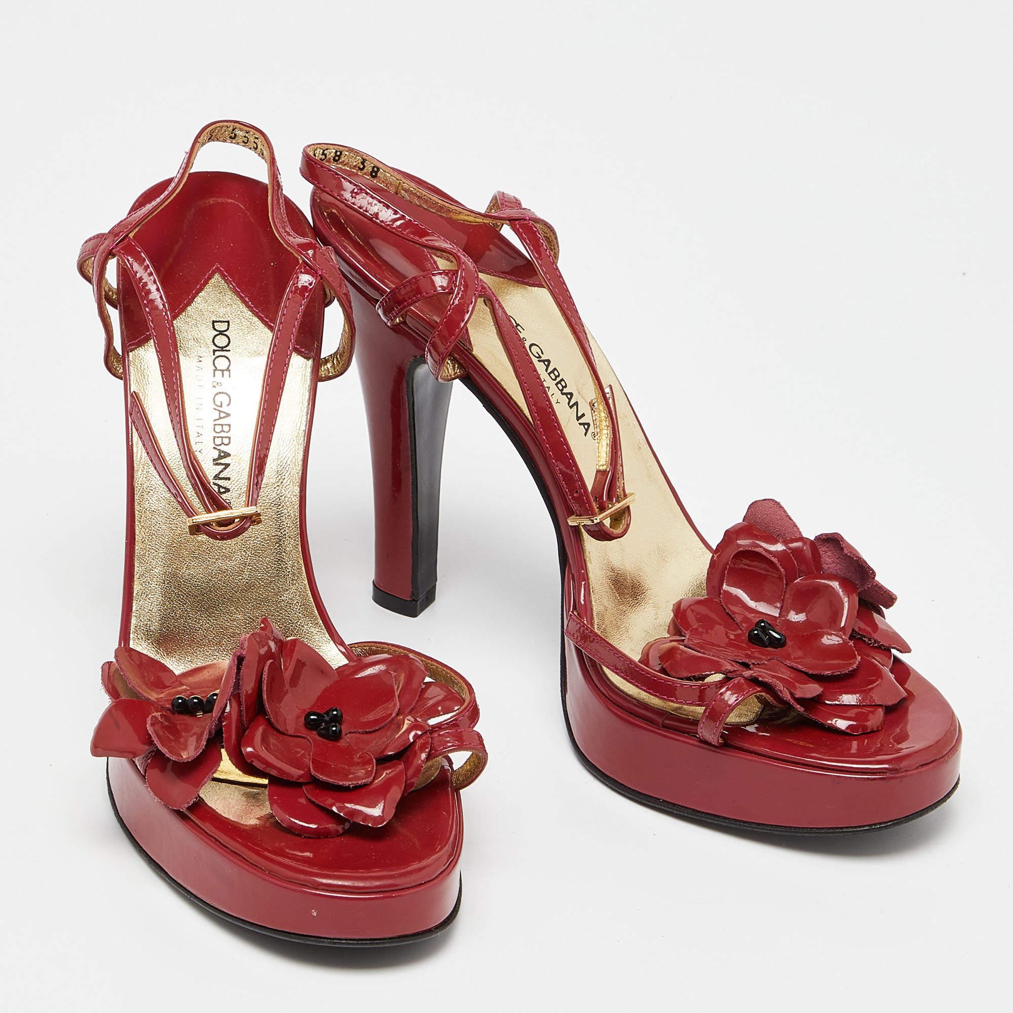 Dolce & Gabbana Red Patent Leather Flower Strappy Sandals Size 38 In Good Condition For Sale In Dubai, Al Qouz 2