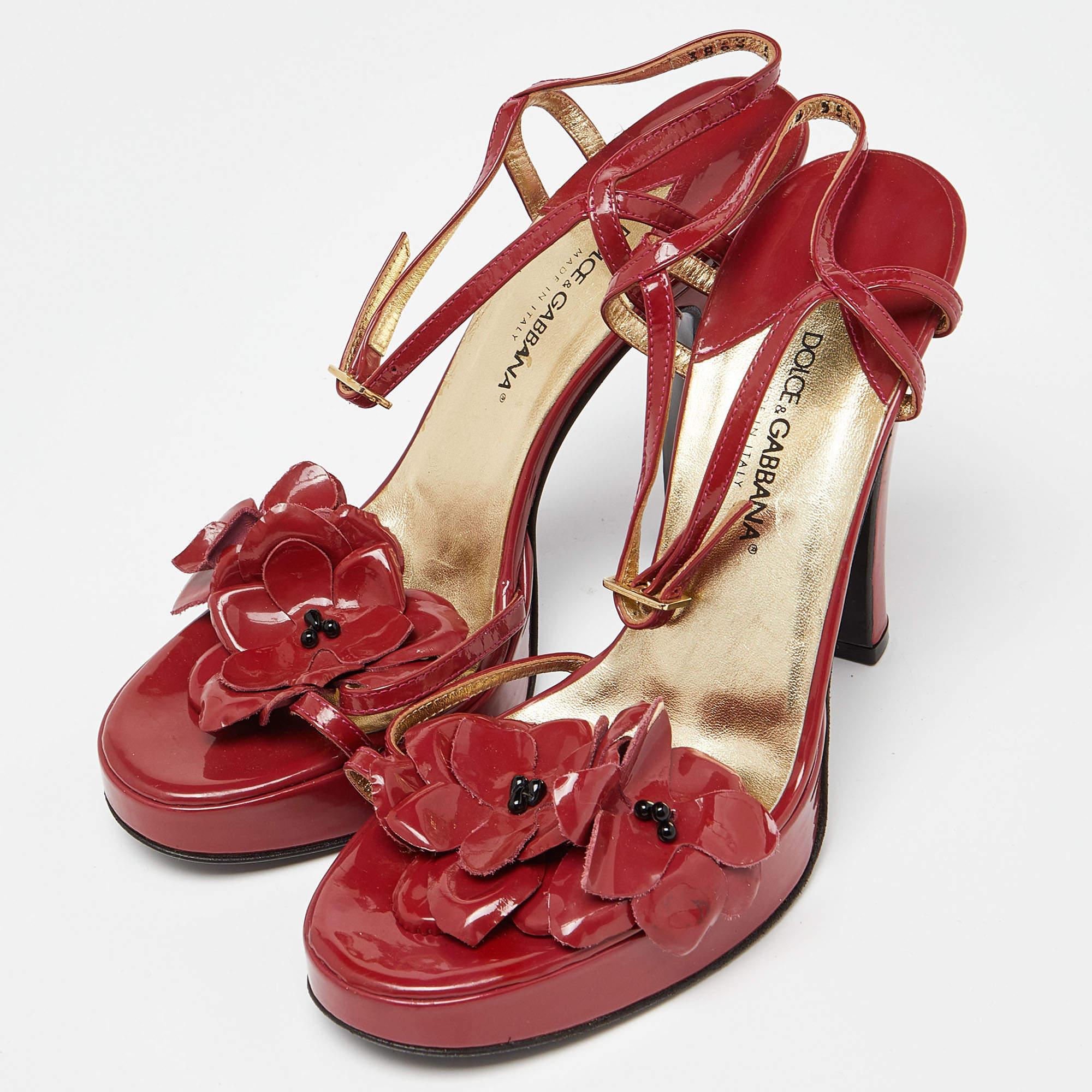 Dolce & Gabbana Red Patent Leather Flower Strappy Sandals Size 38 In Good Condition For Sale In Dubai, Al Qouz 2
