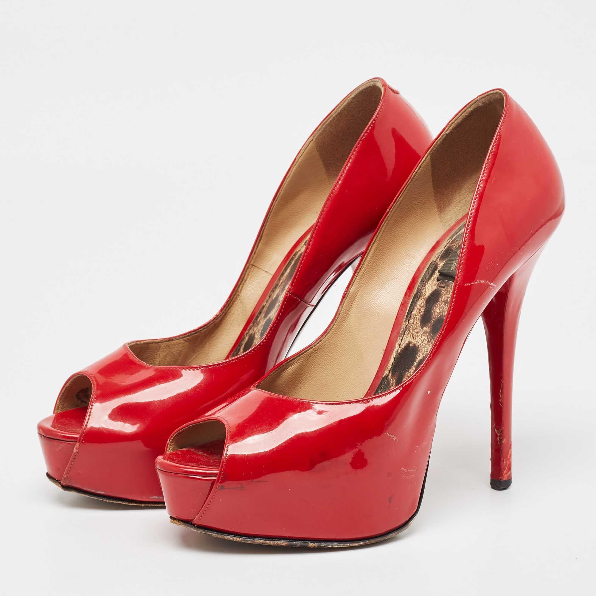 Découvrez l'élégance des chaussures avec ces escarpins Dolce and Gabbana pour femme. Méticuleusement conçus, ces talons allient mode et confort pour vous permettre de briller dans tous les contextes.
