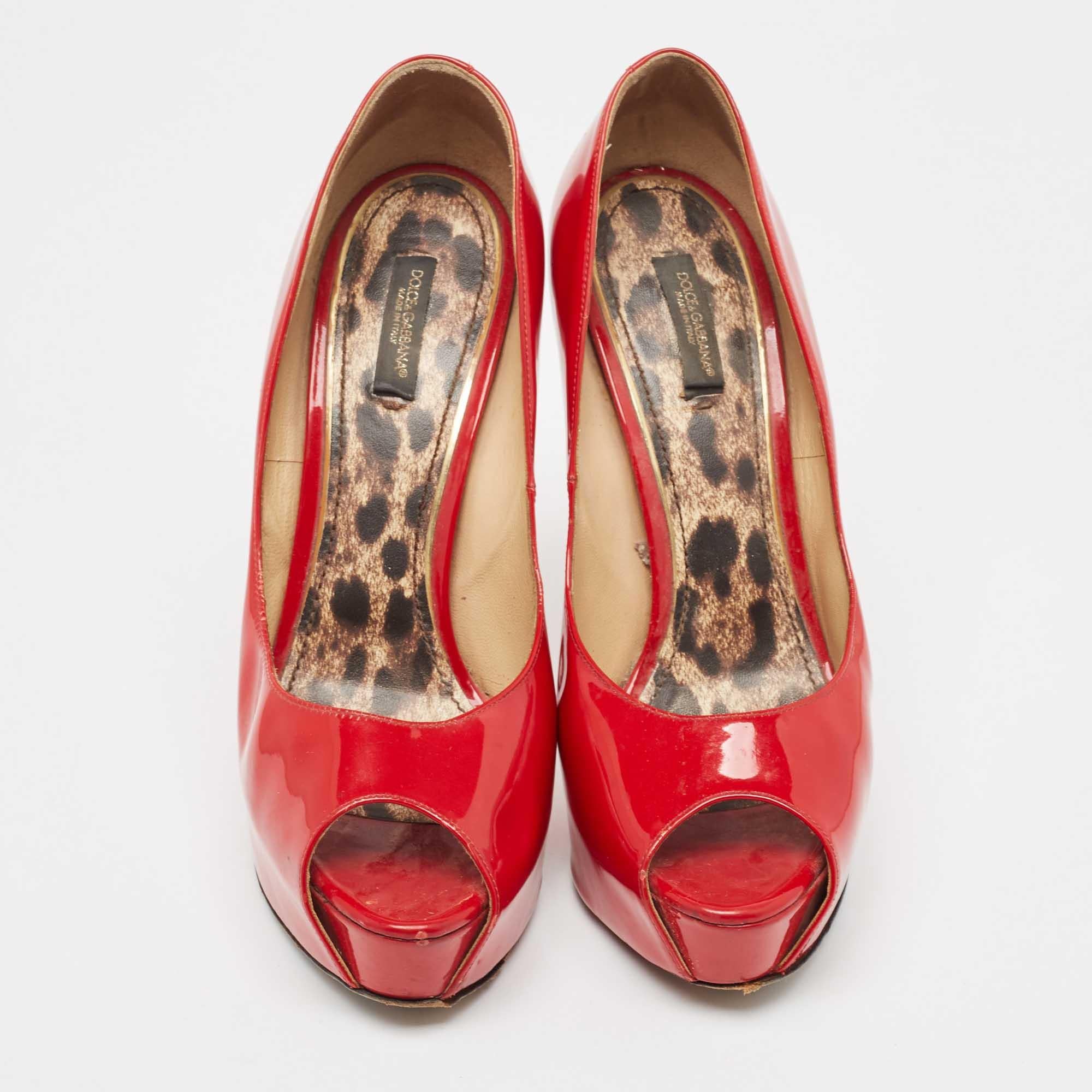 Rouge Escarpins à bout ouvert en cuir verni rouge Dolce & Gabbana, taille 40 en vente
