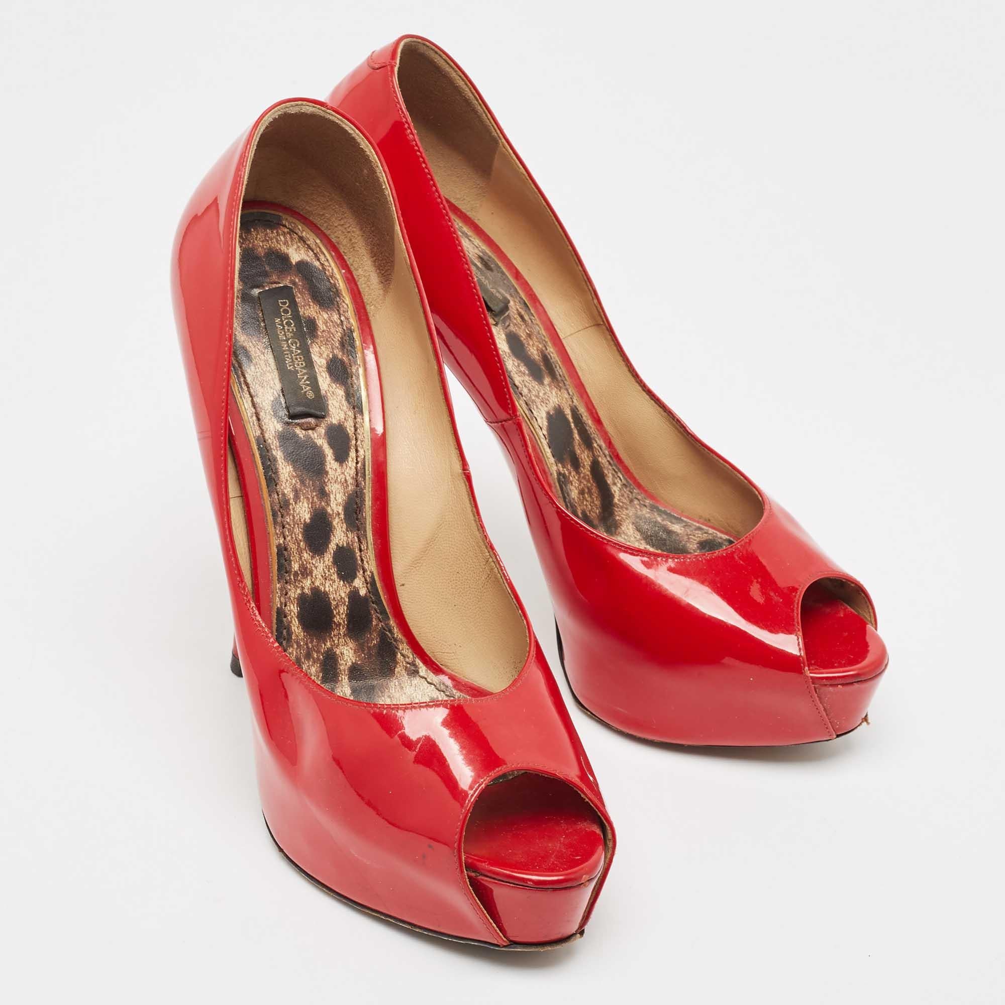 Escarpins à bout ouvert en cuir verni rouge Dolce & Gabbana, taille 40 État moyen - En vente à Dubai, Al Qouz 2