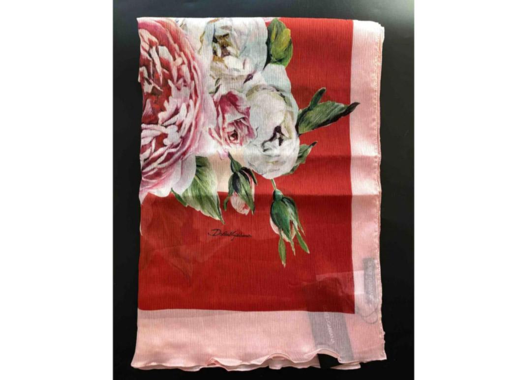 Dolce & Gabbana large Peony Rose printed scarf wrap

Size 110cmx190cm
100% silk 
Made in Italy

Brand new with the original tags. 

Please check my other DG clothing & accessories!  