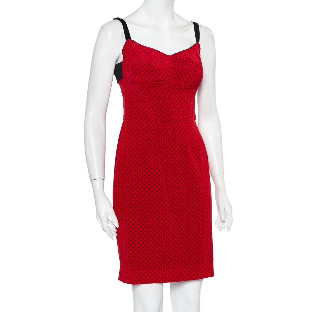 Dieses hübsche rote Kleid von Dolce & Gabbana ist aus einer Seidenmischung gefertigt und mit Tupfen übersät. Es hat ein Bustier-Oberteil und einen Reißverschluss am Rücken:: um die gewünschte Passform zu bieten
