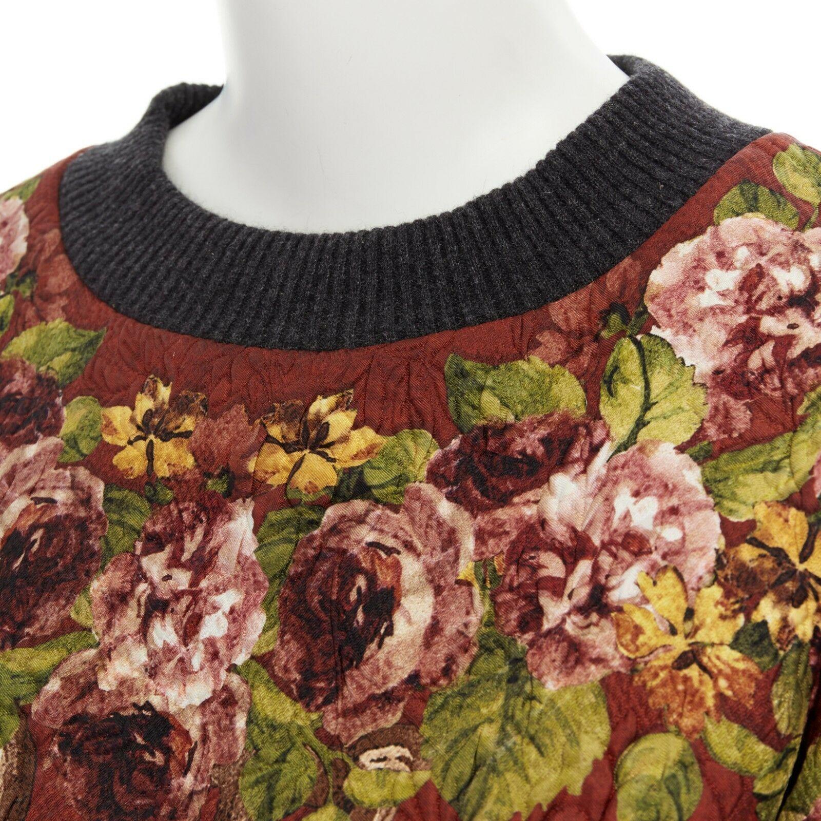DOLCE GABBANA red polyester silk jacquard floral key cropped boxy sweater top XS
DOLCE &; GABBANA
Polyester, silk. Red with floral and golden key print. Cloque fabric. 
Grey knitted ribbed trimming at neckline and cuff. Round neckling. 
Short