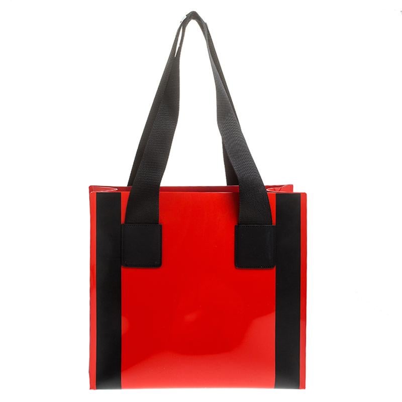 Formed using bright red PVC, this Dolce & Gabbana Street shopper tote has an exterior adorned with the brand details. It has two handles with contrasting prints and one of them extends as a strap to the front and a spacious interior. Made to an