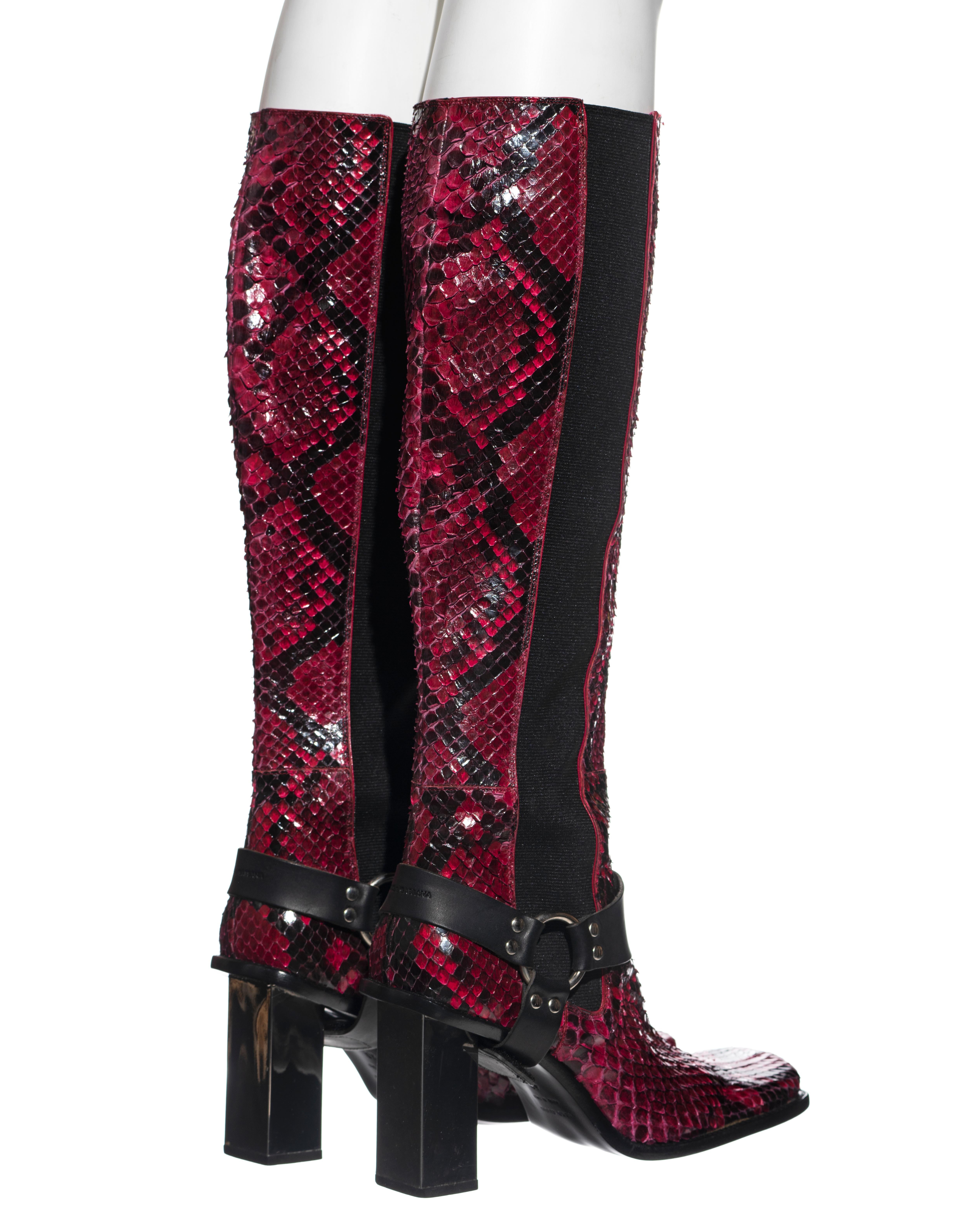Bottes en python framboise à talons miroir Dolce & Gabbana, A/H 1999 en vente 6