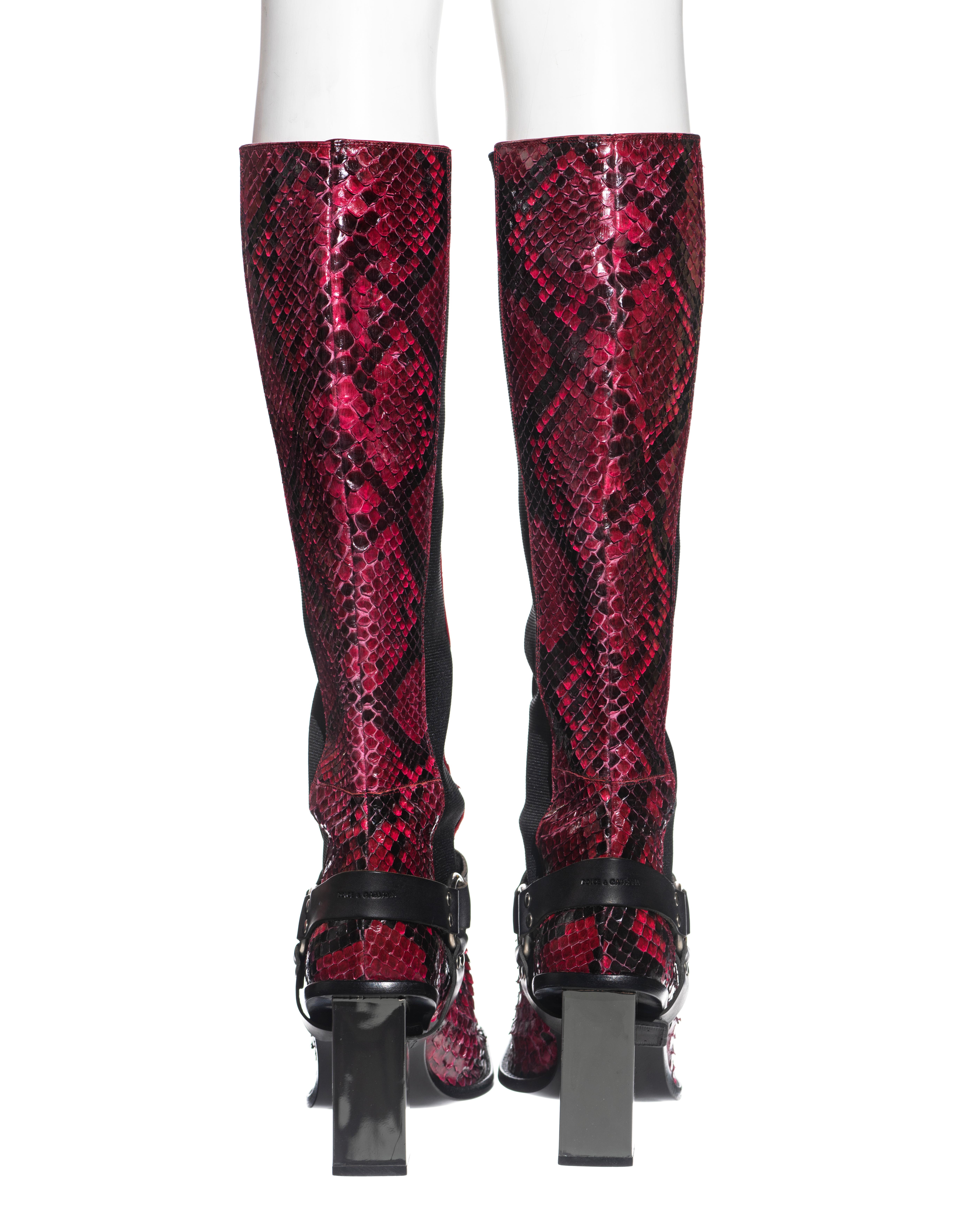 Bottes en python framboise à talons miroir Dolce & Gabbana, A/H 1999 en vente 7