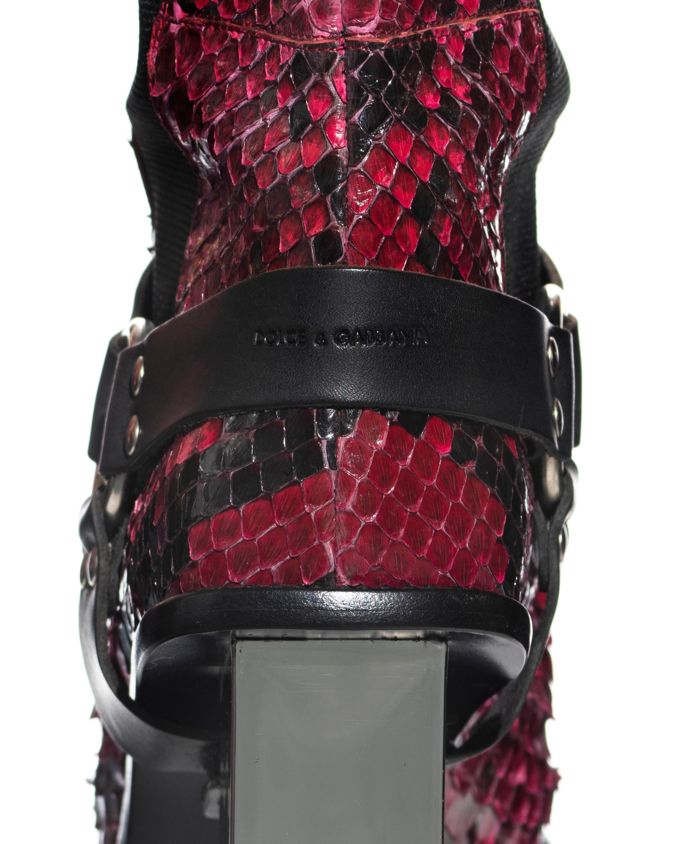 Bottes en python framboise à talons miroir Dolce & Gabbana, A/H 1999 en vente 8