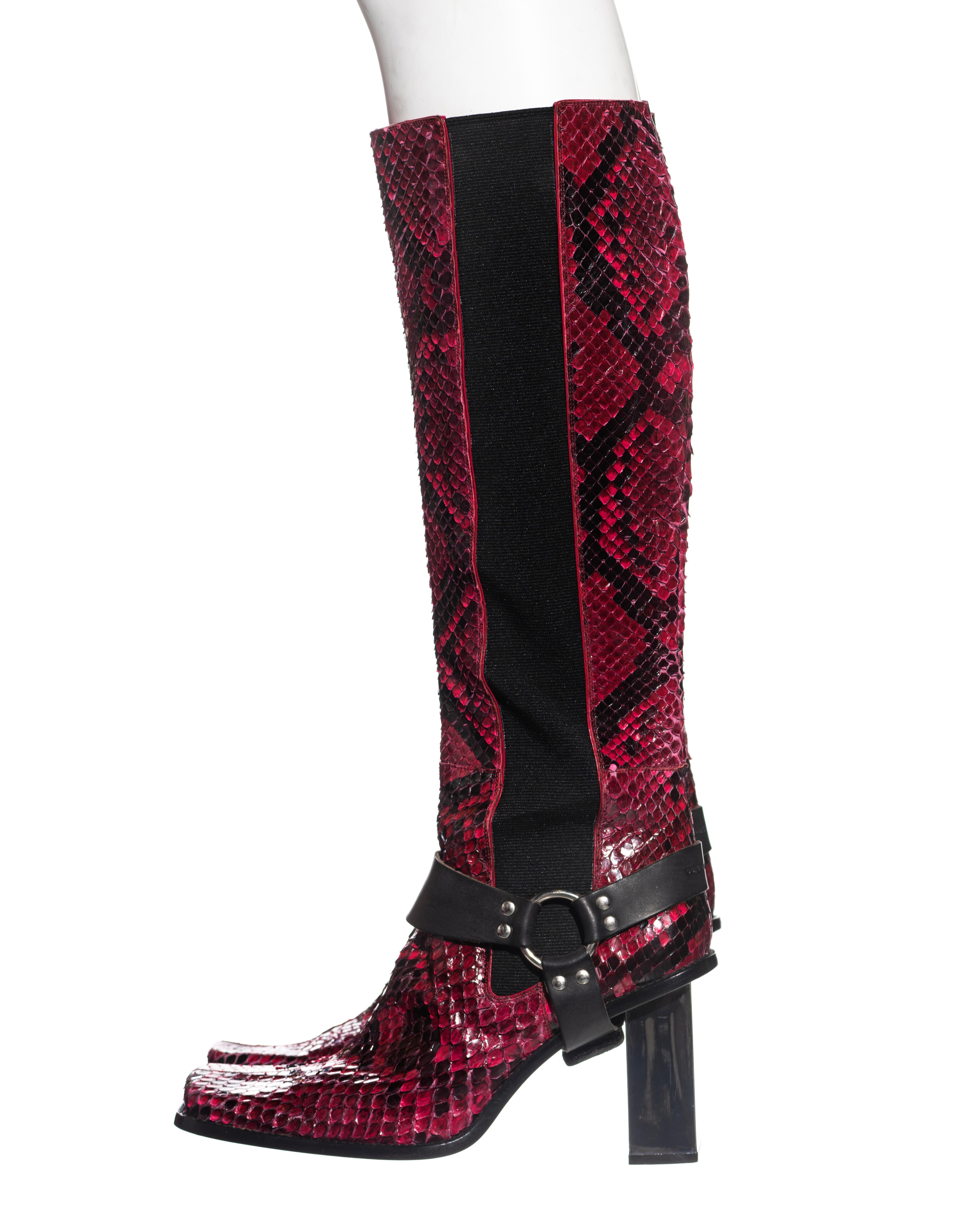 ▪ Dolce & Gabbana boots
▪ Cuir python framboise et noir 
▪ Panneaux latéraux élastiques noirs 
▪ Orteil carré
▪ Talon miroir de 3,5 pouces 
▪ Des lanières détachables en cuir noir bondage convergent vers un anneau en argent
▪Doublure en cuir rose 
▪