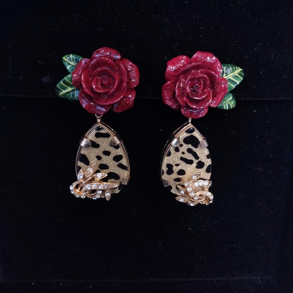 Beautiful and chic earrings by Dolce & Gabbana
Clip earrings
Enameled red rose with leaves
Animalier pendant with rhinestones
Golden metal base
Length cm 6 (2,36 inches)
With original box
Worldwide express shipping included in the price !