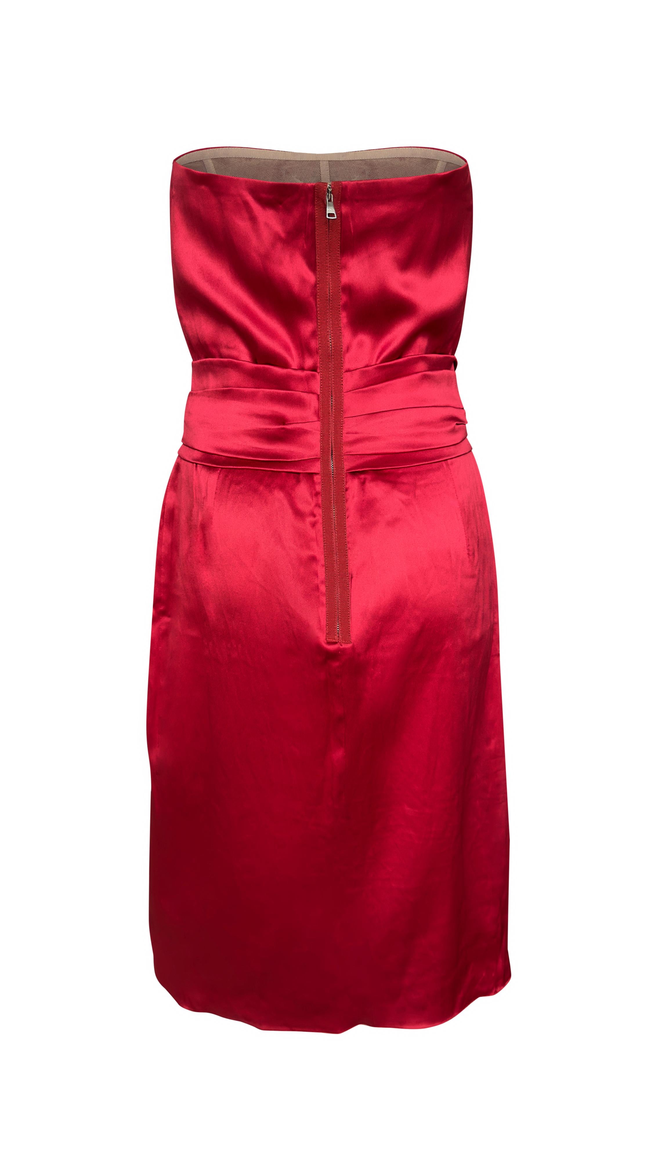 Dolce & Gabbana Rotes, drapiertes, trägerloses Kleid aus Satin mit Seidenverzierung M im Zustand „Hervorragend“ im Angebot in London, GB
