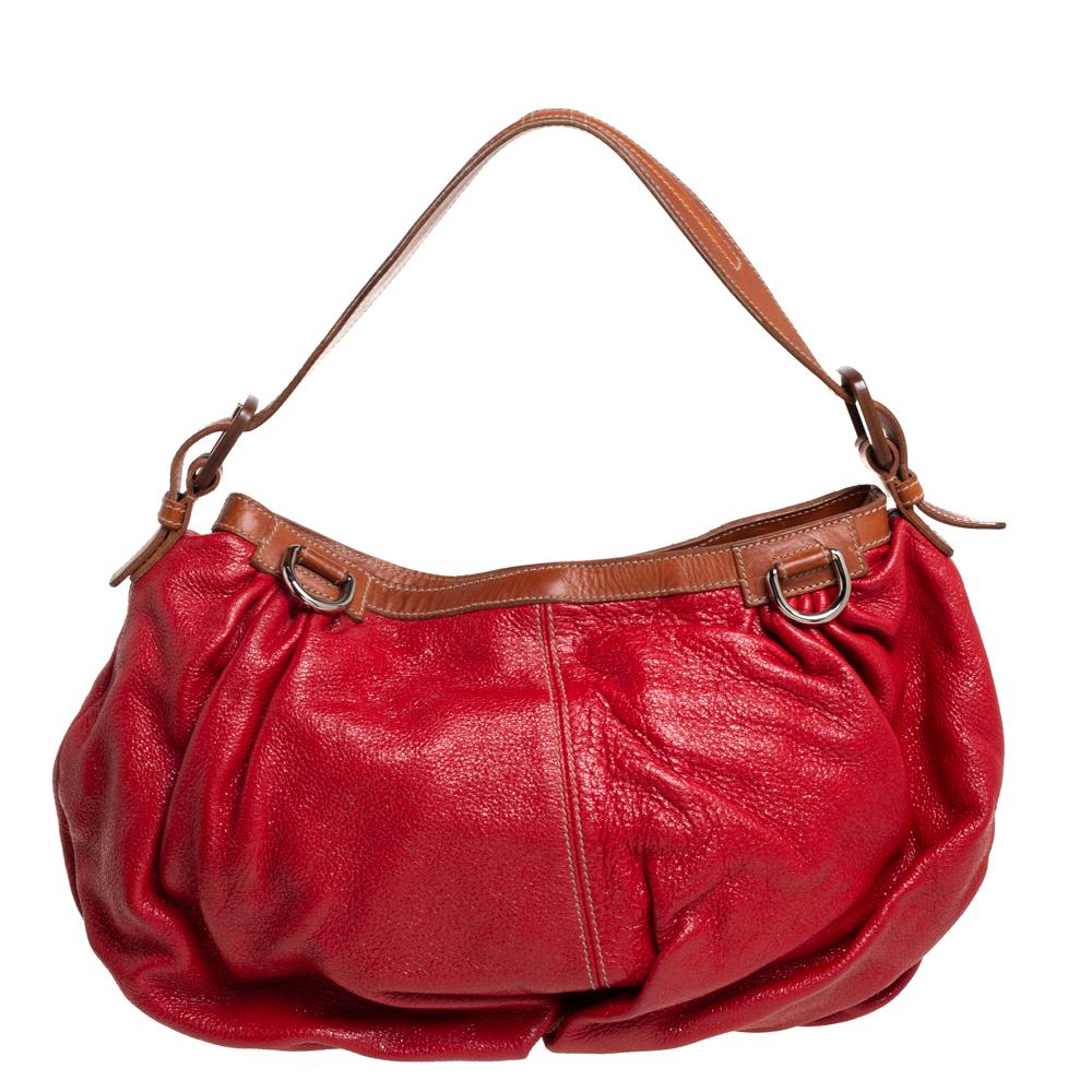 Introduce Dolce & Gabbana's classy design aesthetic to your closet with this hobo. The Dolce & Gabbana hobo is crafted from shimmery, glossy leather and designed with silver-tone hardware and an animal-printed interior. It is complete with a single