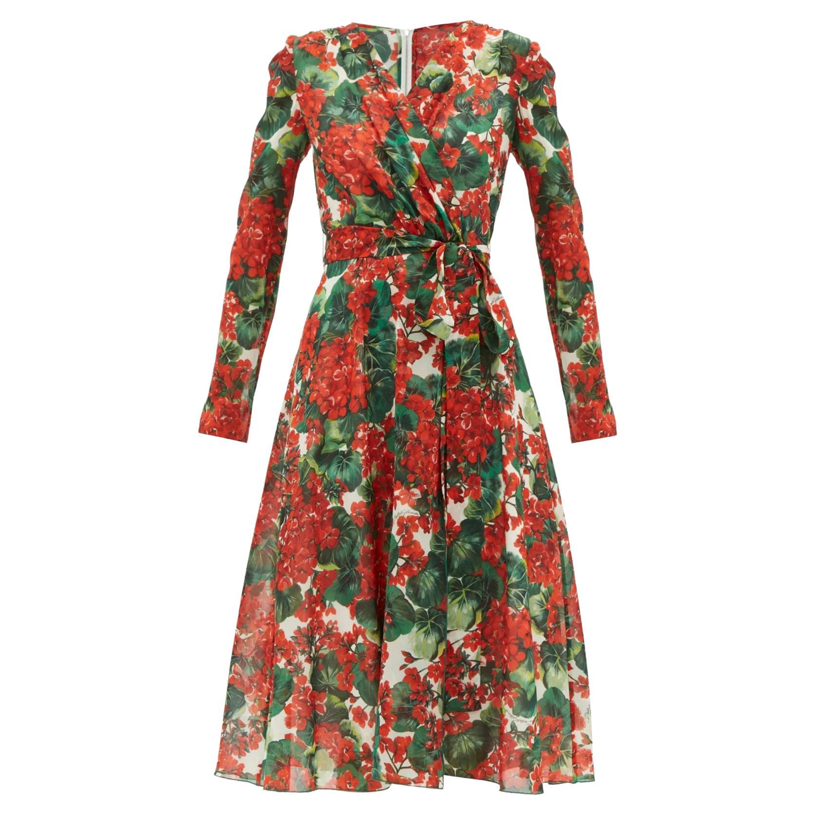 Dolce & Gabbana Red Geranium, abito di media lunghezza con cintura. 
Sottoveste bianca in seta 
Taglia 46IT - UK14- XL 
93% Seta 7% Elasthan
Nuovo di zecca con etichette! 
Si prega di controllare il mio altro abbigliamento e accessori DG!
