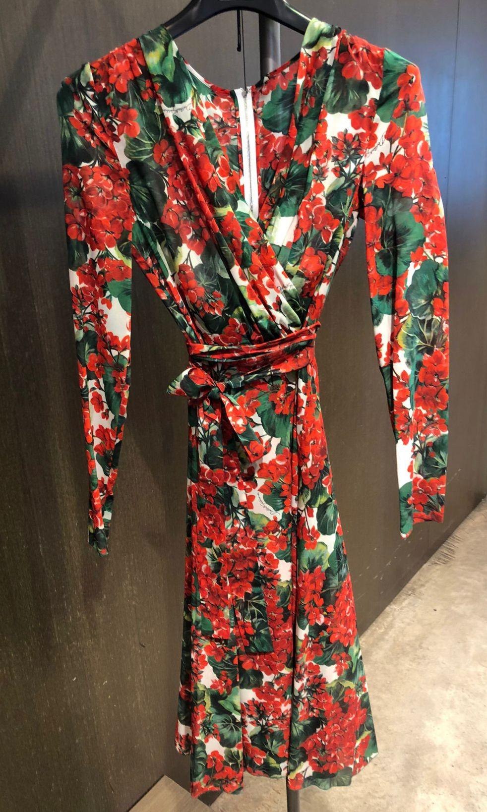Dolce & Gabbana - Vestito midi floreale in seta rosso geranio con fiori - scollo a V di media lunghezza In condizioni Nuovo in vendita a WELWYN, GB