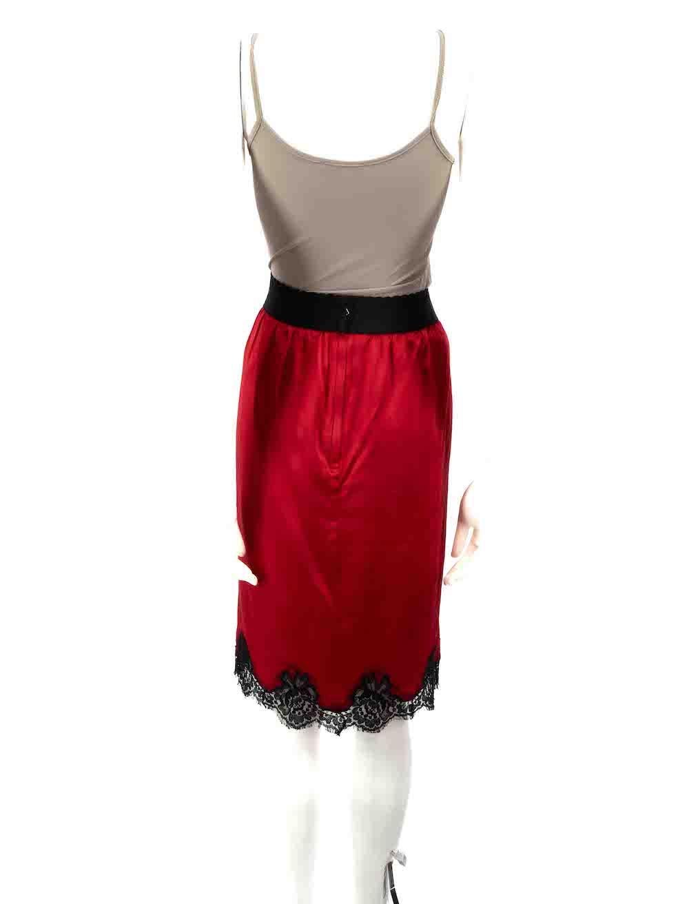 Dolce & Gabbana Red Silk Lace Trimmed Skirt Size XL In Good Condition For Sale In London, GB