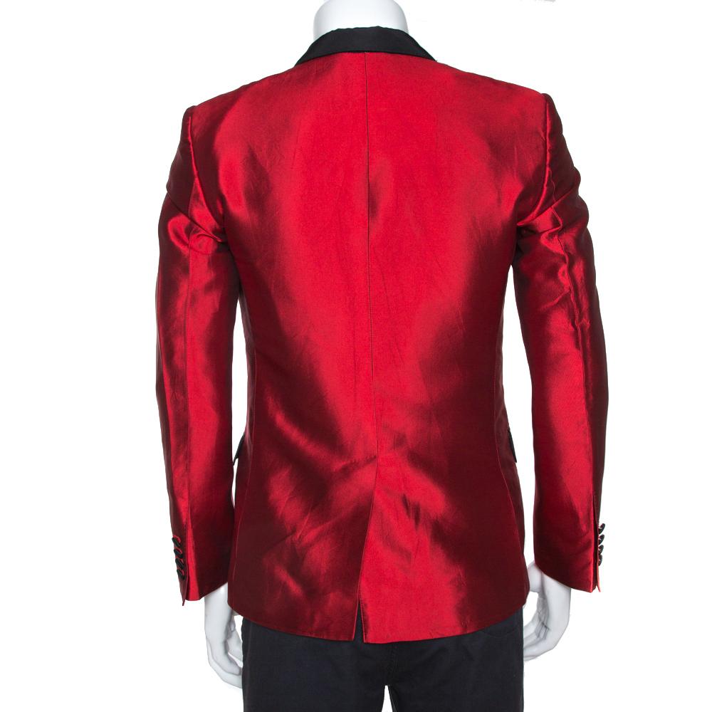 This stylish and one-of-a-kind tuxedo blazer set comes from the iconic house of Dolce & Gabbana. Crafetd from a silk-blend, this luxurious creation comes in a striking shade of red. It is designed to deliver sophistication and is great for formal