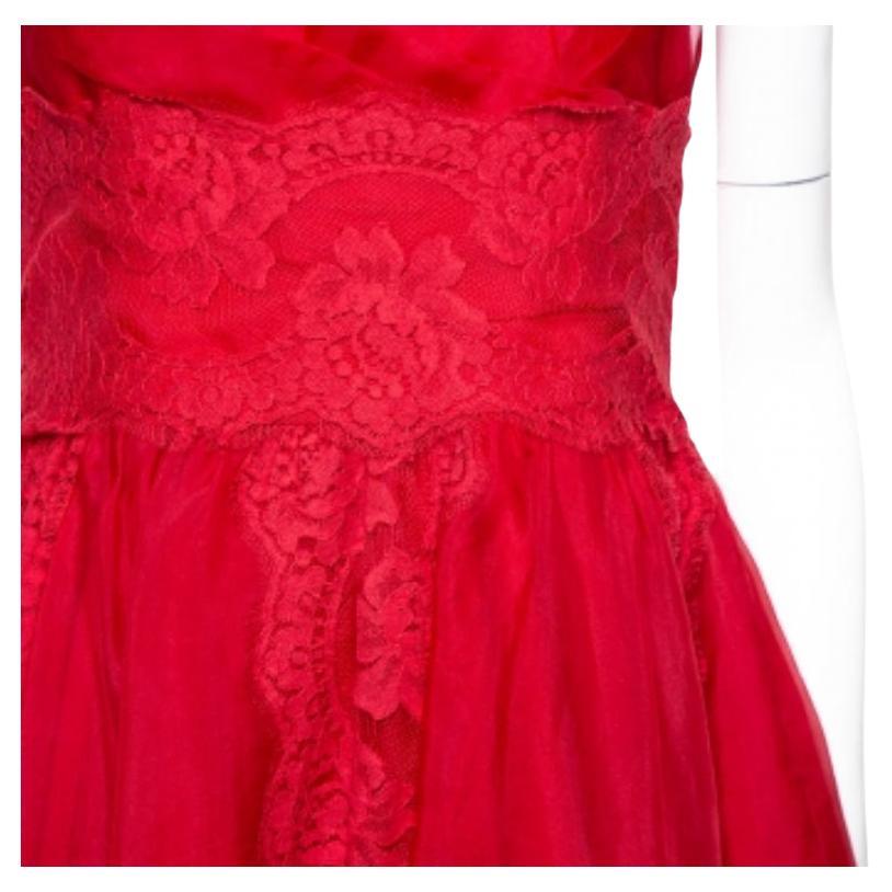 Bring retro back to your collection by teaming this red Dolce & Gabbana dress with oversized sunglasses and wedge heels. This organza dress is a fine example of sophistication blended with charm. It has been designed with lace trims, a scooped