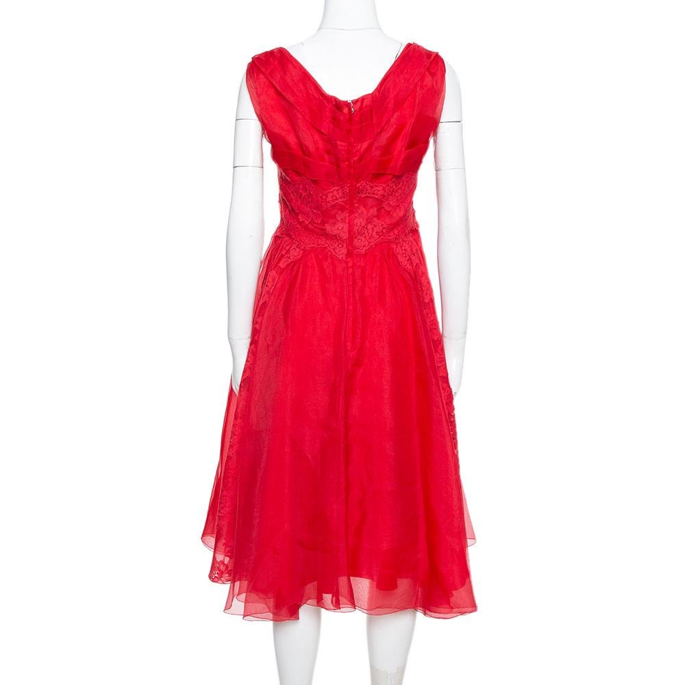 Bring retro back to your collection by teaming this red Dolce & Gabbana dress with oversized sunglasses and wedge heels. This organza dress is a fine example of sophistication blended with charm. It has been designed with lace trims, a scooped