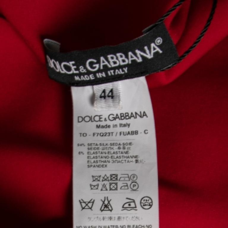 ¡Prepárate para las vacaciones en la playa y el verano con estilo con este top sin mangas de Dolce & Gabbana! Confeccionado en seda en un tono rojo, quedará genial con leggings, shorts o pantalones.