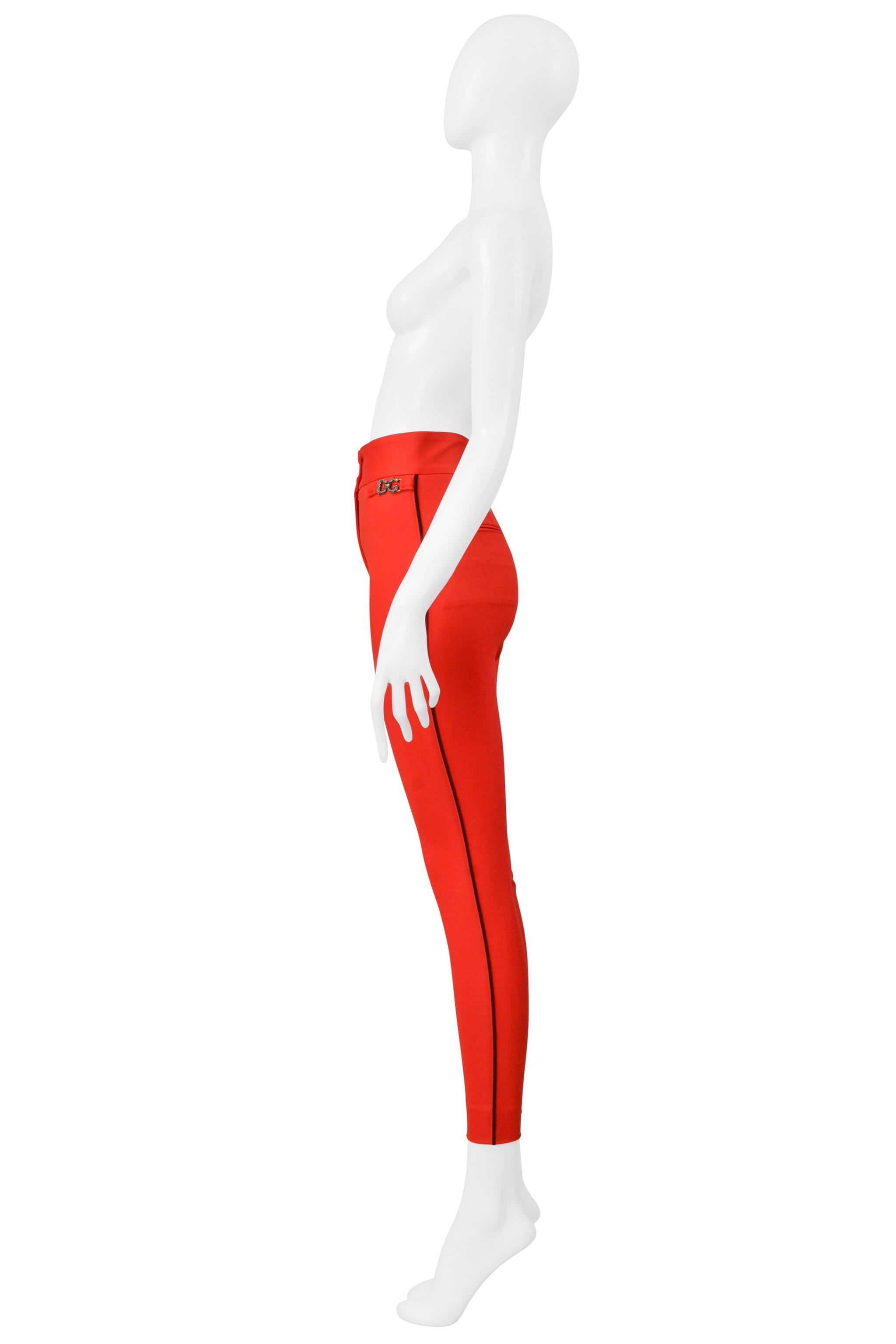 Rouge Dolce & Gabbana Pantalon skinny rouge avec passepoils et logo noirs en vente