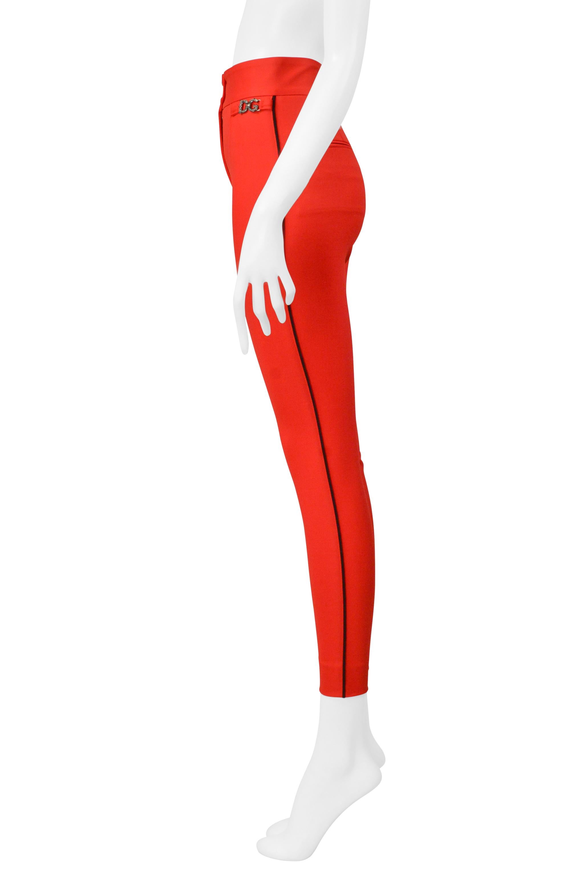 Dolce & Gabbana Pantalon skinny rouge avec passepoils et logo noirs Pour femmes en vente