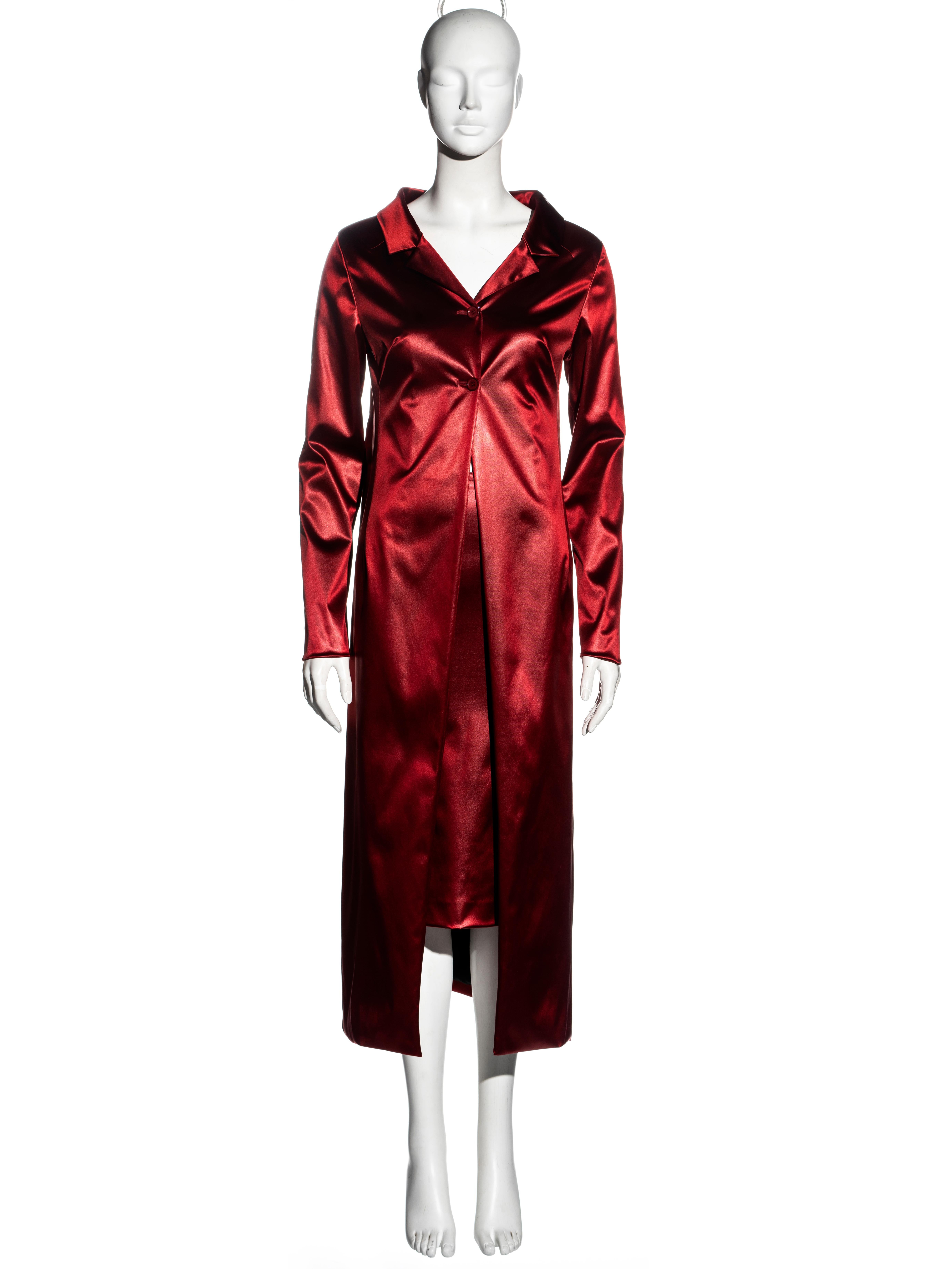▪ Dolce & Gabbana coat and skirt set
▪ Red stretch-satin 
▪ Mid-length coat with a two-button closure at the bust 
▪ Notched lapels
▪ Matching knee-length skirt 
▪ Coat: IT 40 - FR 36 - UK 8 - US 4
▪ Skirt: IT 38 - FR 34 - UK 6 - US 2
▪