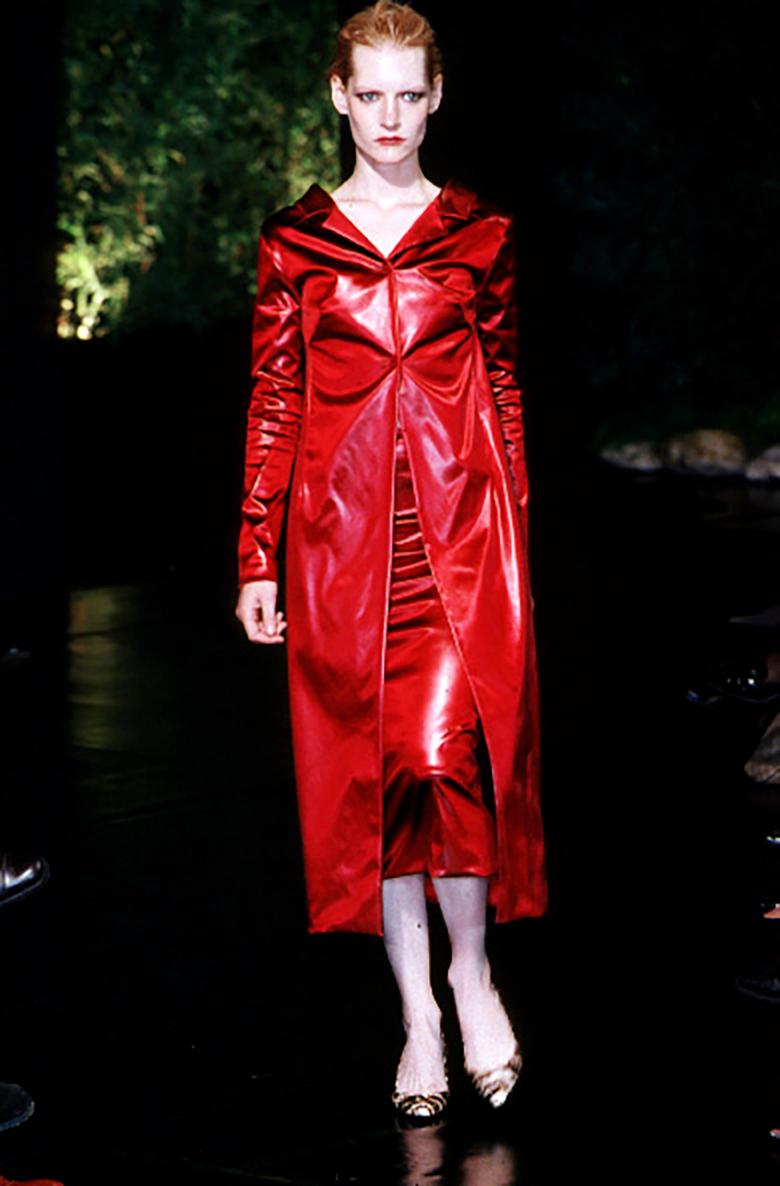 Rouge Ensemble manteau et jupe en satin stretch rouge Dolce & Gabbana, P/E 1999 en vente