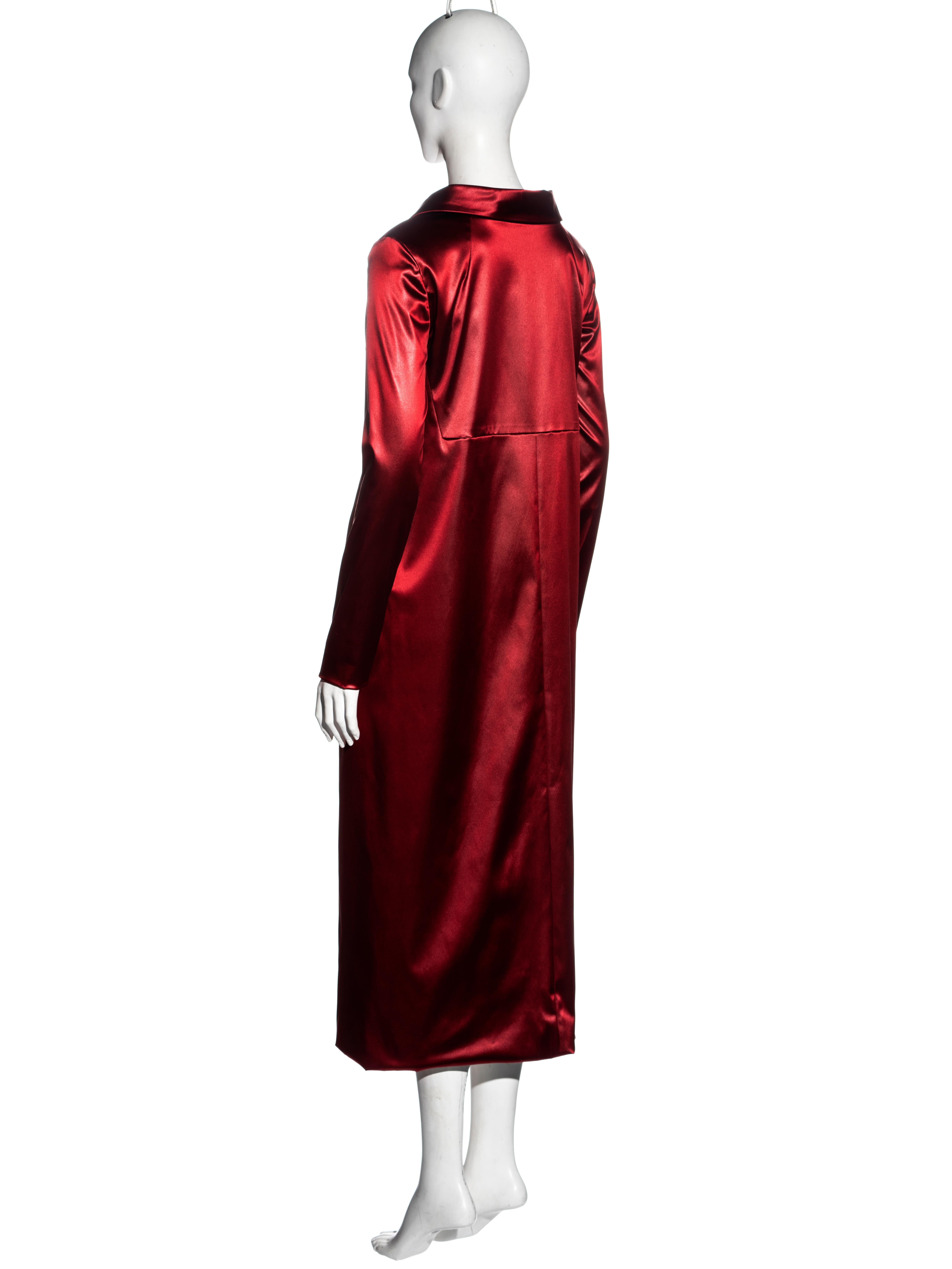 Ensemble manteau et jupe en satin stretch rouge Dolce & Gabbana, P/E 1999 en vente 3