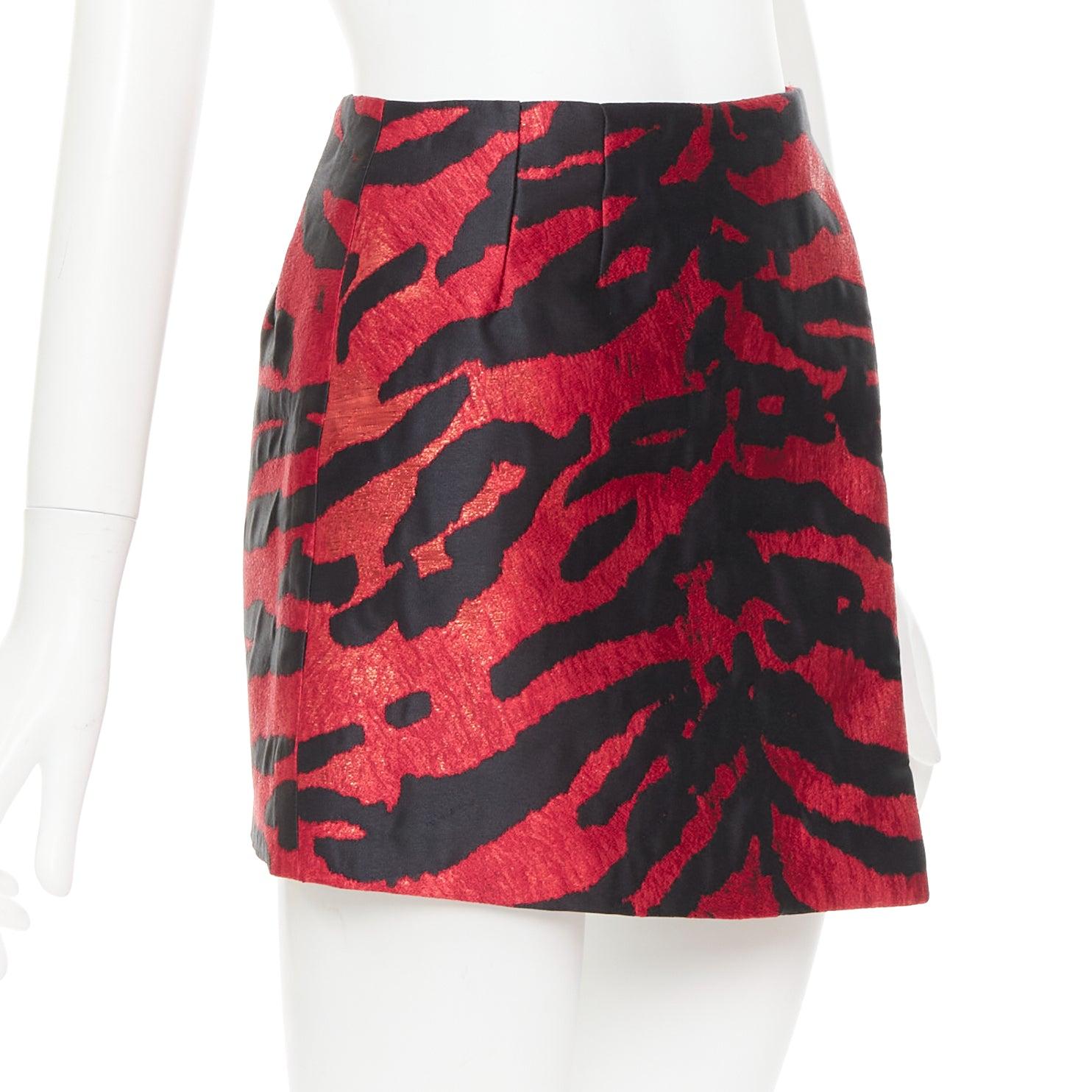 DOLCE GABBANA roter Tigerstreifen-Metallic-Jacquard-Minirock mit hoher Taille IT36 XS (Braun) im Angebot