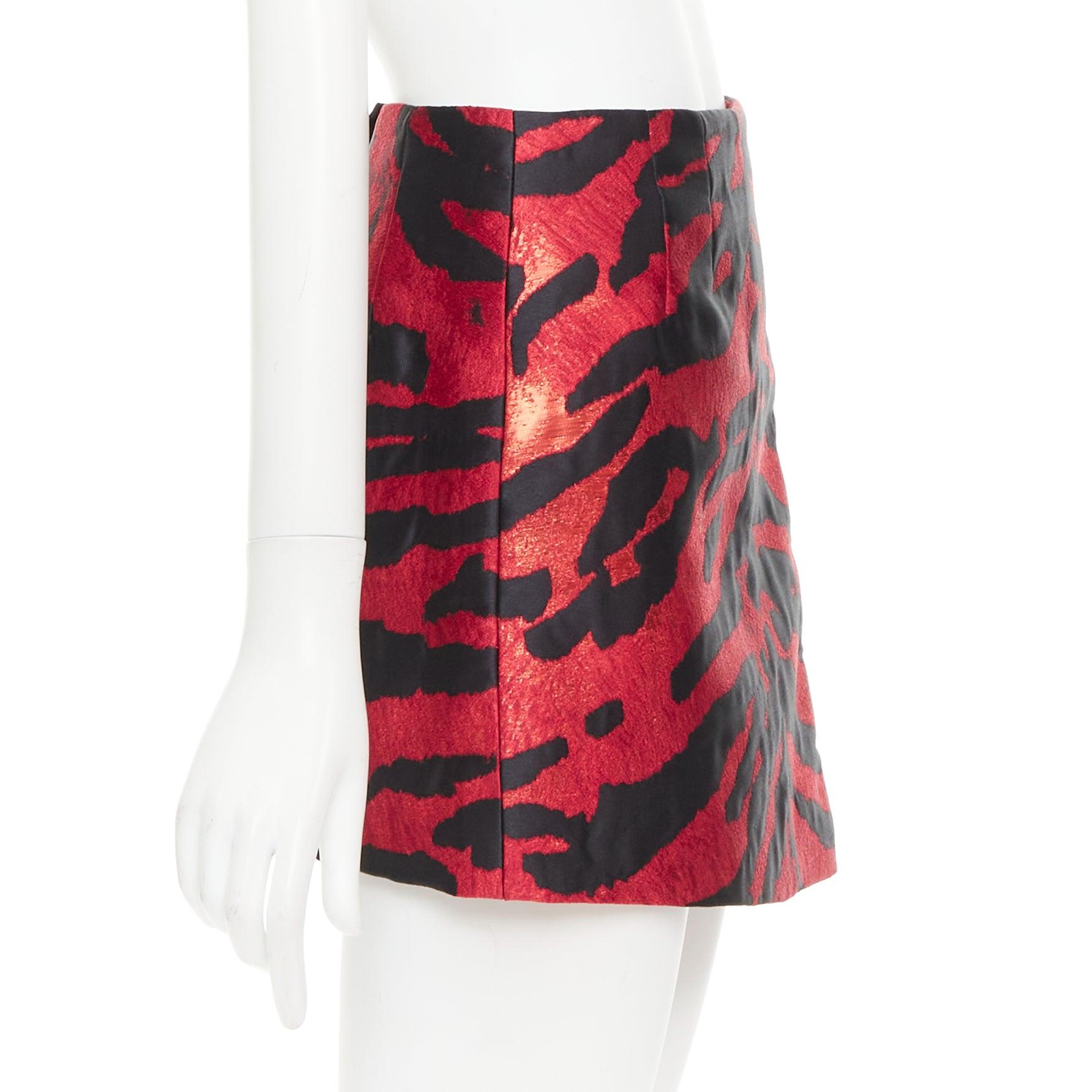 DOLCE GABBANA roter Tigerstreifen-Metallic-Jacquard-Minirock mit hoher Taille IT36 XS im Zustand „Hervorragend“ im Angebot in Hong Kong, NT