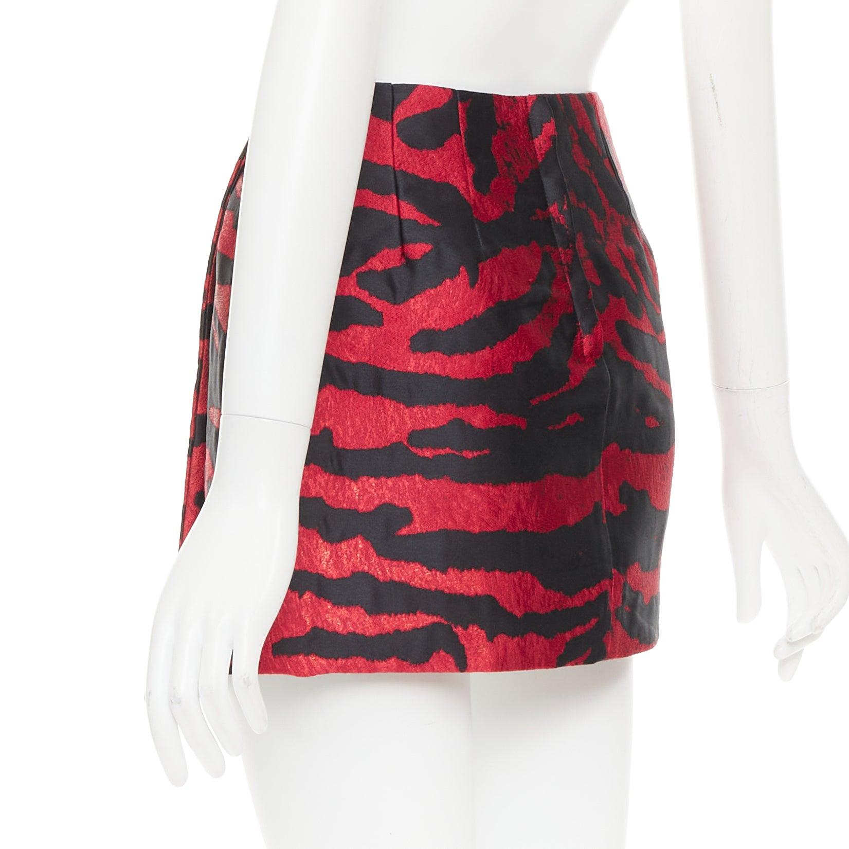 DOLCE GABBANA roter Tigerstreifen-Metallic-Jacquard-Minirock mit hoher Taille IT36 XS im Angebot 1